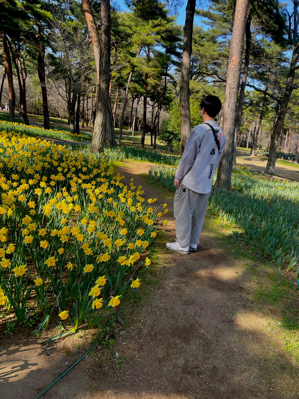 「GOOPiMADE、goopi、公園」｜「goopimadeのアイテム（パンツ、グレー系）」を使った、r11a4dさん（メンズ・173cm）の春コーディネートの1枚目の写真