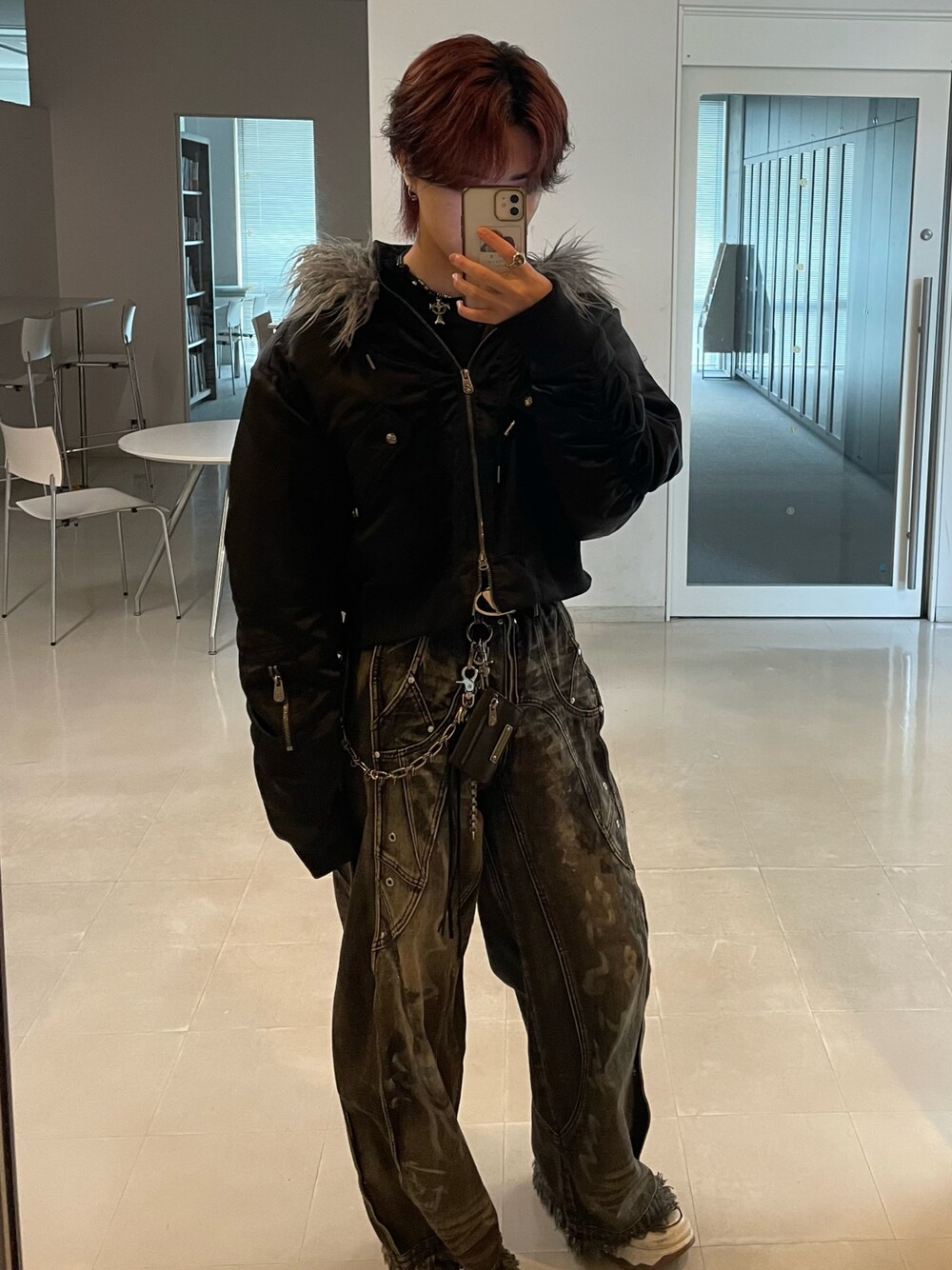 「冬アウター、ファー、おしゃれさんと繋がりたい、メンズコーデ、デニムパンツ、MA-1、デニム、クリスマスに着たい服、デートコーデ、最近のいい感じコーデ、シンプル、テーマパークコーデ、ウォレットチェーン、フォローミー」｜「PERSONSOULのアイテム（デニムパンツ、ブラック系）」を使った、Rei.F／玲さん（メンズ・177cm）の秋コーディネートの1枚目の写真