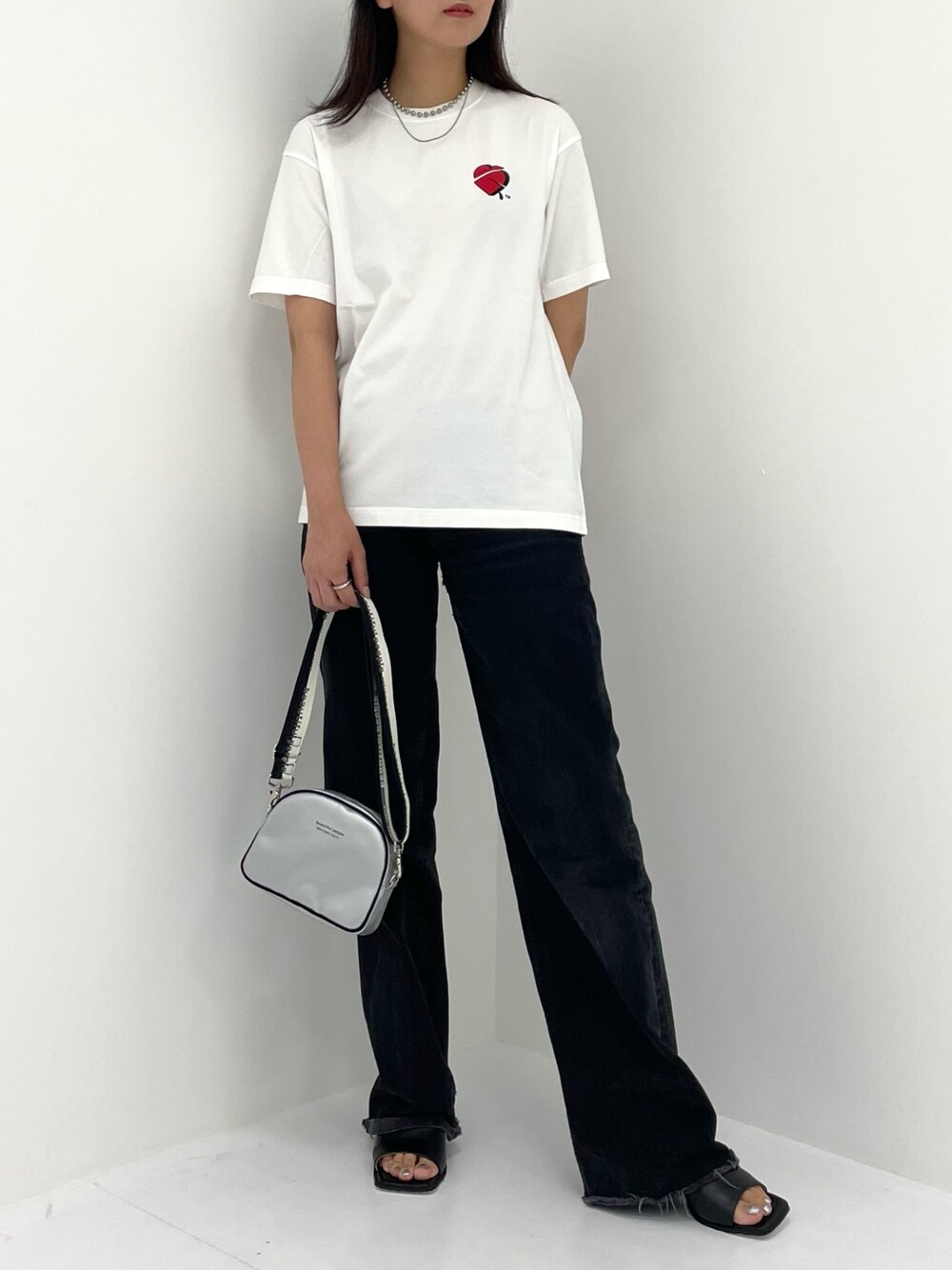 「みんなの白Tフェス、ストリート、ロゴT、夏セールで買いました、大人女子、キレイめカジュアル、夏服、カジュアル、おしゃれさんと繋がりたい、シンプル、白Tシャツ」｜「UNDERCOVERの【UNDERCOVER/アンダーカバー】TEE HEARBREAKAHOLIC/Tシャツ/プリントTEE（Tシャツ/カットソー、ホワイト系）」を使った、THE TOKYO STAFFさん（レディース・168cm）の夏コーディネートの1枚目の写真