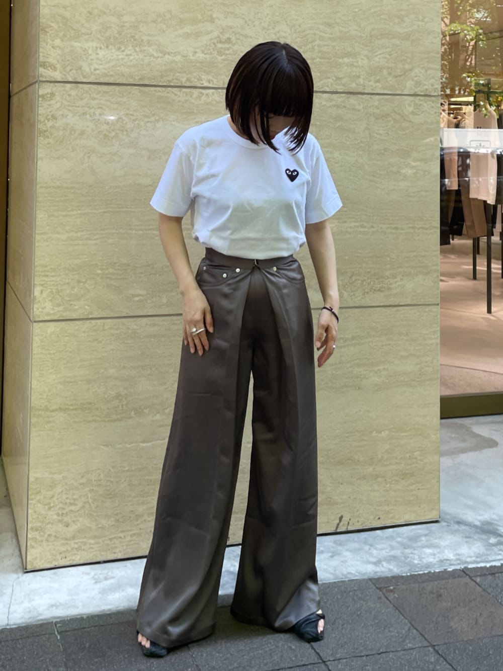 「モノトーン、きれいめカジュアル、夏コーデ、夏だ！Tシャツ着よう！、パンツスタイル、大人コーデ、春夏コーデ、パンツコーデ」｜「JOHN LAWRENCE SULLIVANの【JOHN LAWRENCE SULLIVAN/ジョンローレンスサリバン】別注 SATIN WIDE PANTS/サテンワイドパンツ（その他パンツ、グレー系）」を使った、THE TOKYO STAFFさん（レディース・152cm）の夏コーディネートの1枚目の写真