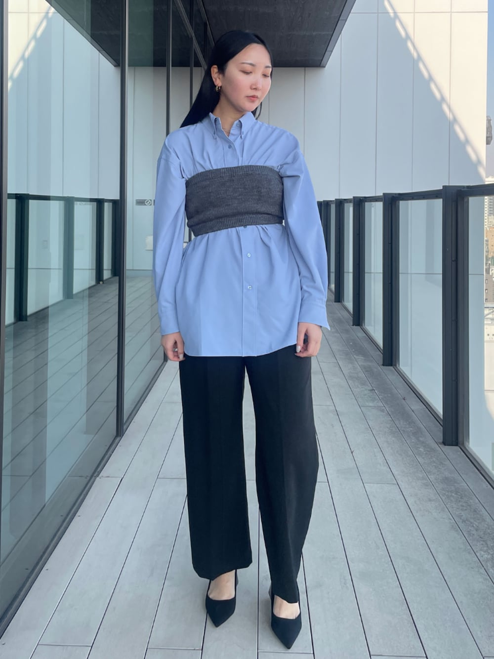 「春コーデ、お出かけコーデ、休日スタイル、春服、きれいめコーデ、春カラー、大人コーデ、30代コーデ、リラックススタイル、パステルカラー、キレイめ、モードカジュアル」｜「lourenの【Louren/ローレン】knit bare top/ニットブラトップ/ビスチェ（その他トップス、グレー系）」を使った、THE TOKYO STAFFさん（レディース・168cm）の春コーディネートの1枚目の写真