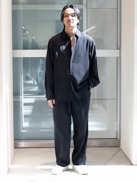 「ATON（エイトン）の【ATON / エイトン】別注TWIST WOOL GAUZE LOOSE FIT SHIRT（シャツ/ブラウス、ブラック系）」を使った、THE TOKYO STAFFさん（メンズ・176cm）の春コーディネート