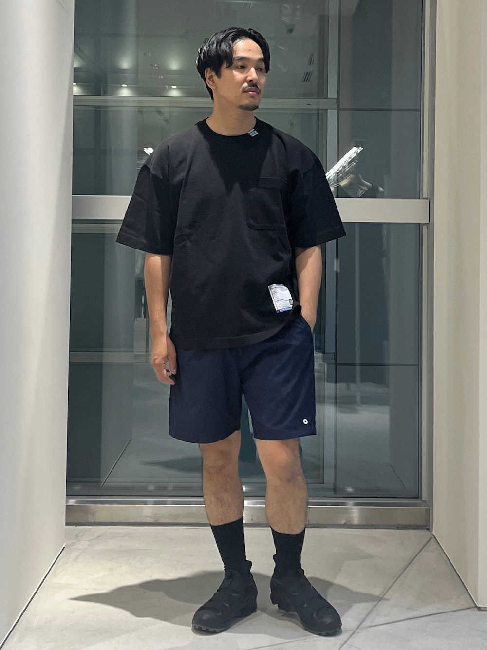 「柄シャツ、お出かけコーデ、デートコーデ、きれいめカジュアル、キレイめカジュアル、ブラック、夏服、夏コーデ、シンプルスタイル、スポーツミックス、ハーフパンツ、Tシャツ」｜「In・stru(men-tal).の【MIHARAYASUHIRO/ミハラヤスヒロ】HEAVY WEIGHT JERSEY POCKET SS TEE（Tシャツ/カットソー、ブラック系）」を使った、THE TOKYO STAFFさん（メンズ・172cm）の春コーディネートの1枚目の写真