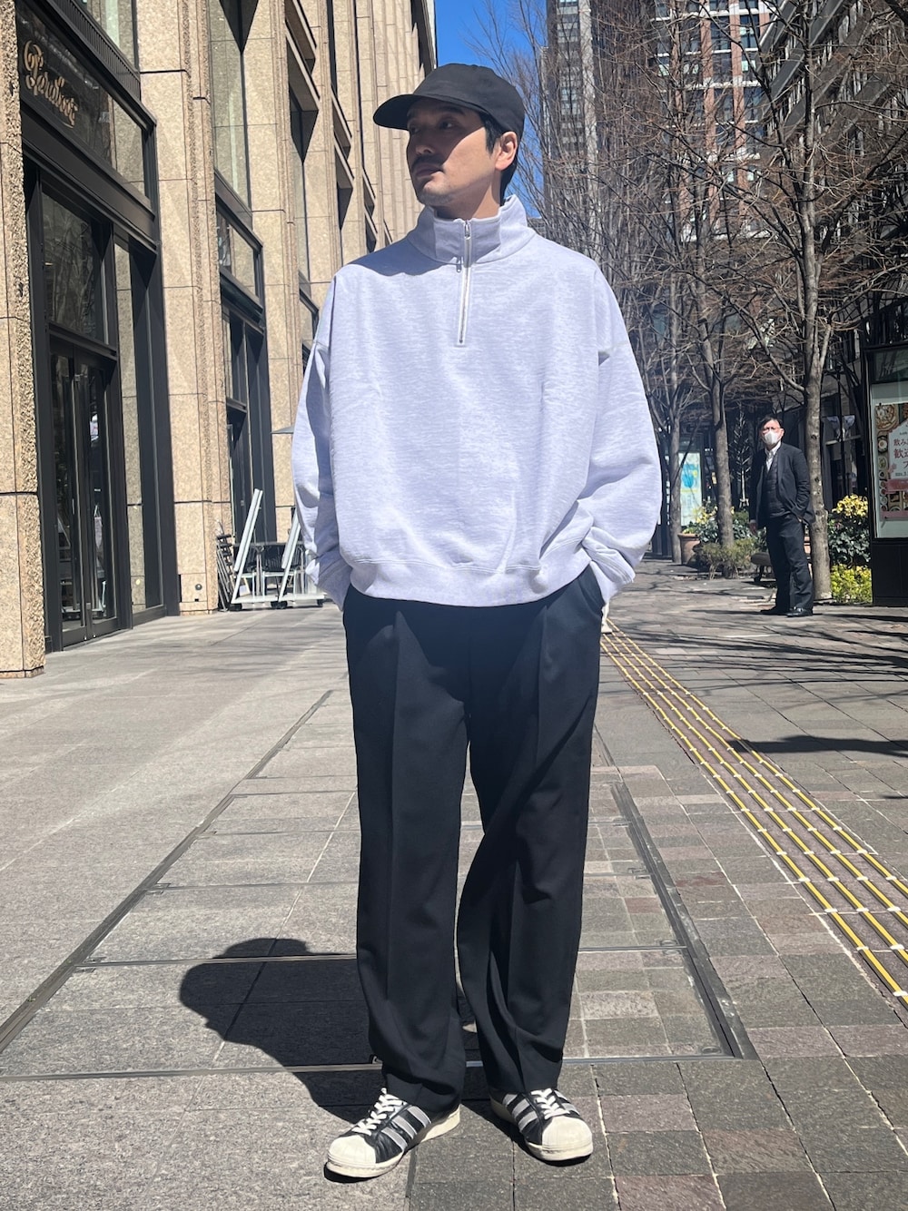 「春のおしゃ見えテクニック、スラックス、ストリート、メンズコーデ、シンプルスタイル、ファッションを楽しもう、春服、大人カジュアル、はるコーデ、春夏コーデ、着回しコーデ、キレイめ、ビッグシルエット、スポーツミックス、ハーフジップ」｜「markawareの【MARKAWARE/マーカウェア】別注 ORGANIC COTTON QUARTER ZIP SWEAT SHORT/別注 オーガニックコットンハーフジップスウェットショート（スウェット、グレー系）」を使った、THE TOKYO STAFFさん（メンズ・172cm）の春コーディネートの1枚目の写真