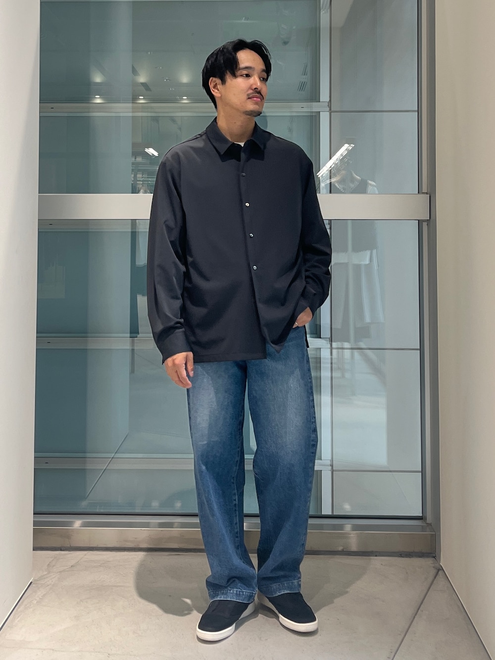 「シャツスタイル、シンプルコーデ、きれいめカジュアル、休日スタイル、スニーカー、お出かけコーデ、デートコーデ、カジュアルコーデ、初夏コーデ、デニムコーデ、メンズコーデ、メンズファッション、着回しコーデ」｜「THE TOKYOのもっと猛暑から解放/ライトマットジャージーロングスリーブシャツ【セットアップ対応】（シャツ/ブラウス、グリーン系）」を使った、THE TOKYO STAFFさん（メンズ・172cm）の春コーディネートの1枚目の写真