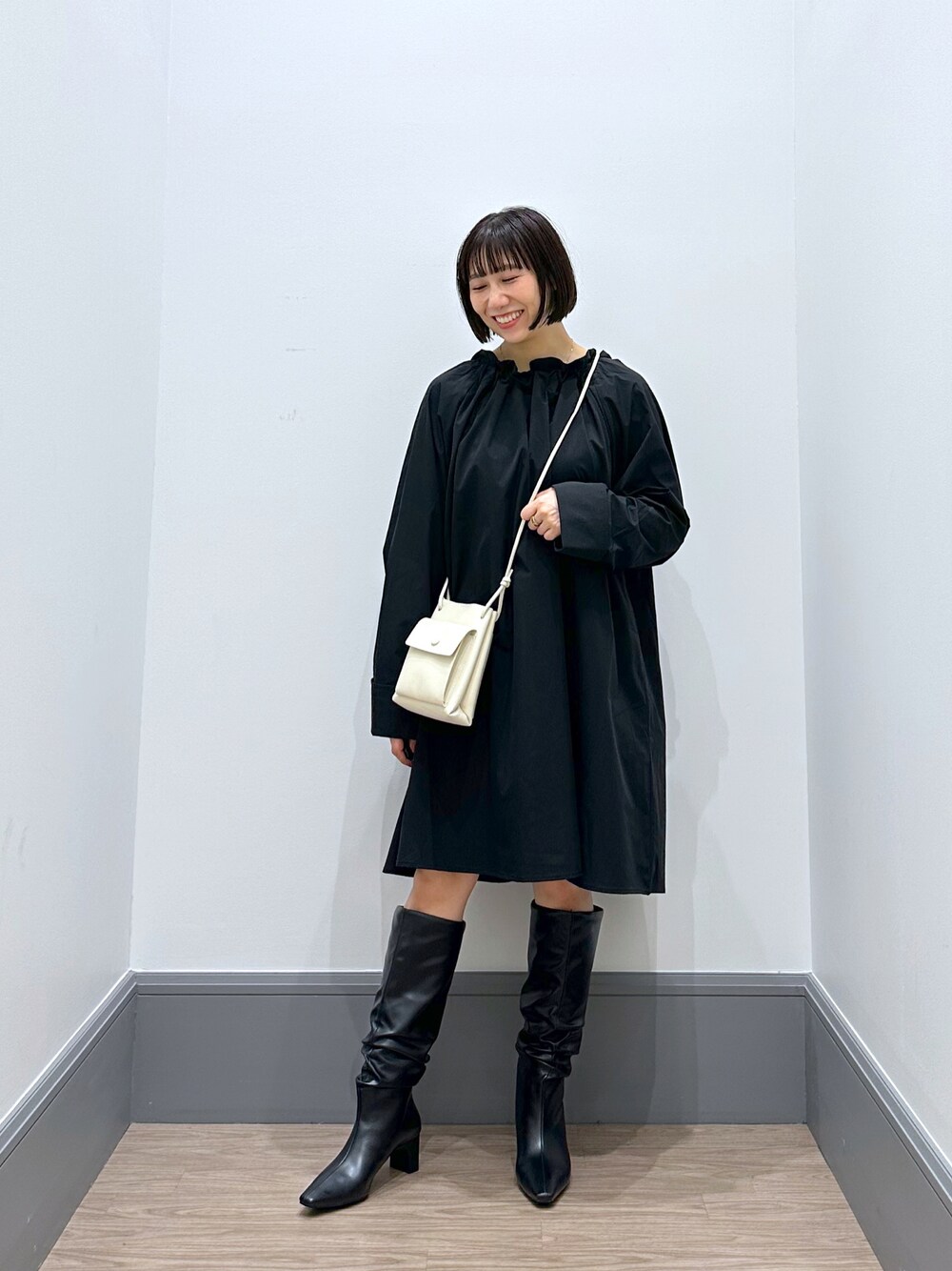 「ママコーデ、ママファッション、低身長、低身長コーデ、秋のコーデ、23AW秋の新作、大人カジュアル、休日スタイル、キレイめカジュアル、シンプルコーデ、オトナカワイイ、楽チンコーデ、秋コーデ、お出かけコーデ、キレイめ」｜「LOWRYS FARMのギャザーミニワンピース  968640（ワンピース、ブラック系）」を使った、yurie0407さん（レディース・154cm）の秋コーディネートの1枚目の写真