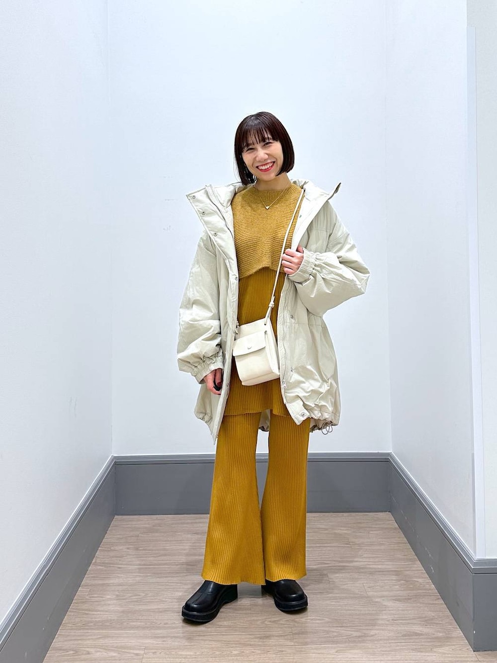 「カジュアル、ゆったり、差し色コーデ、LOWRYS FARM、ローリーズスタイル_LOWRYS FARM、大人女子カジュアル_LOWRYS FARM、セットアップ、ニット、ワイドパンツ、アウター、ショルダーバッグ、ブーツ、低身長、ママコーデ、新星WEARISTAにエントリー」｜「LOWRYS FARMのハートネックレス　166328（ネックレス、ゴールド系）」を使った、yurie0407さん（レディース・154cm）の冬コーディネートの1枚目の写真