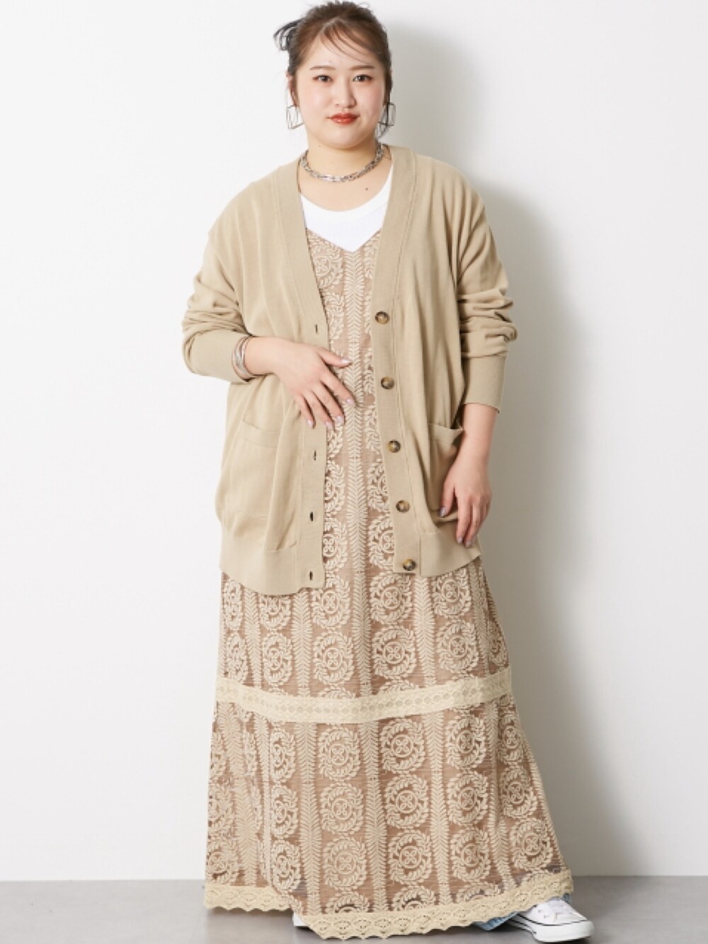 「大きいサイズレディースファッション、モデル、ぽっちゃり、CHIC STYLE、春コーデ、160cm台コーデ」｜「CHIC STYLEの大きいサイズ 綿100％タックバギーデニムパンツ シックスタイル（デニムパンツ、ブルー系）」を使った、nissen Smile Modelsさん（レディース・160cm）の冬コーディネートの1枚目の写真