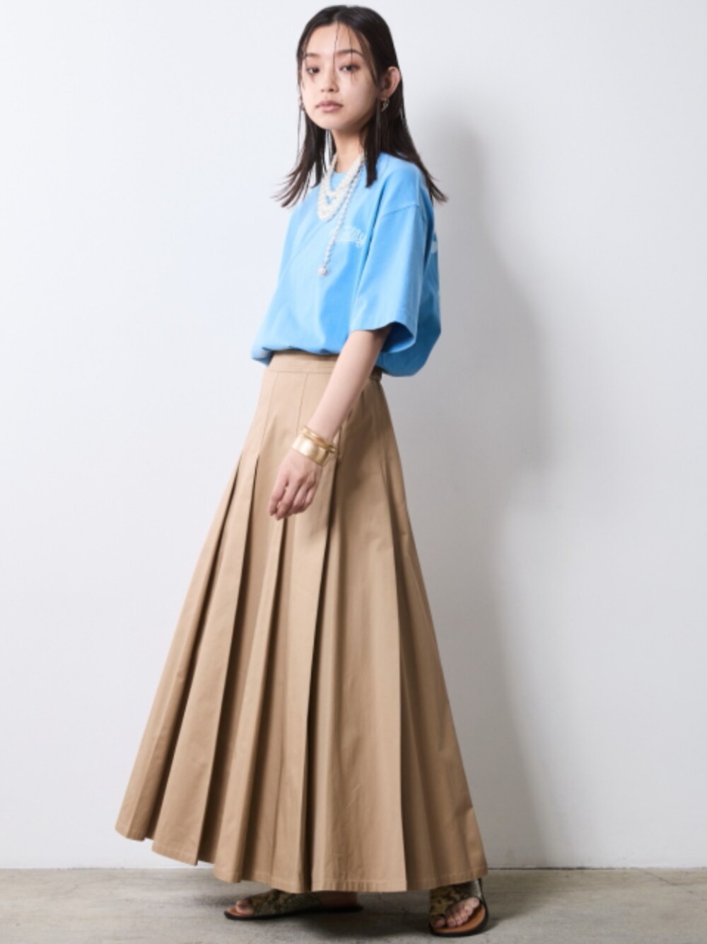 「モデル、T-SHIRT、skirt、きれいめカジュアル、夏コーデ、beige、maxi skirt、レギュラー、大きいサイズレディースファッション、CHIC STYLE、T-shirt」｜「CHIC STYLEのタックロングスカート＜大きいサイズ有＞シックスタイル（スカート、ブラウン系）」を使った、nissen Smile Modelsさん（レディース・163cm）の夏コーディネートの1枚目の写真