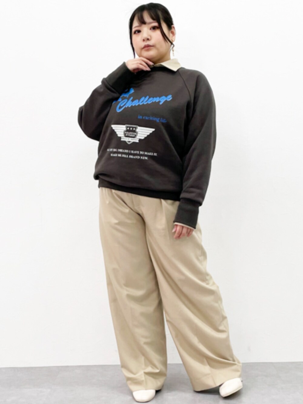 「大きいサイズレディースファッション、モデル、ぽっちゃり、CHIC STYLE、150cm台コーデ」｜「CHIC STYLEの大きいサイズT/Rシャツチュニックシックスタイル（シャツ/ブラウス、ベージュ系）」を使った、nissen Smile Modelsさん（レディース・157cm）の秋コーディネートの1枚目の写真