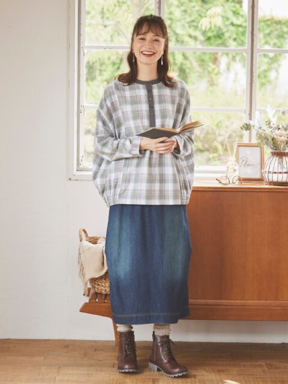 ベージュ系のデニムスカート、ブラウン系のブーツ、グリーン系のシャツ/ブラウスを着用したレディースの秋コーディネートの1枚目の写真