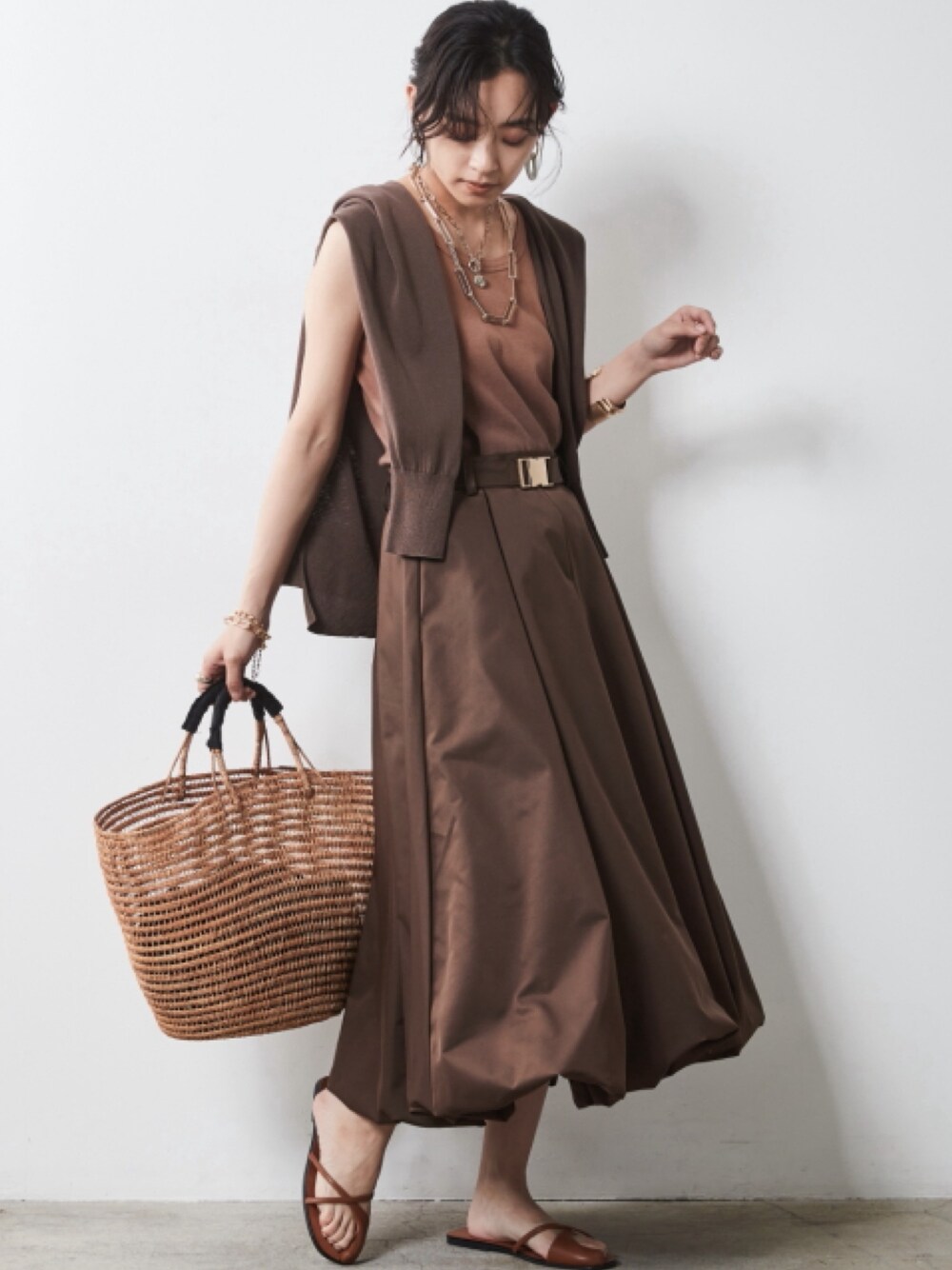 「大きいサイズレディースファッション、モデル、レギュラー、CHIC STYLE、夏コーデ、きれいめカジュアル、Skirt、Brown、Cardigan、Gradation」｜「CHIC STYLEの大きいサイズ 綿レーヨンハイツイストVネックカーディガン シックスタイル（カーディガン/ボレロ、ブラウン系）」を使った、nissen Smile Modelsさん（レディース・163cm）の夏コーディネートの1枚目の写真