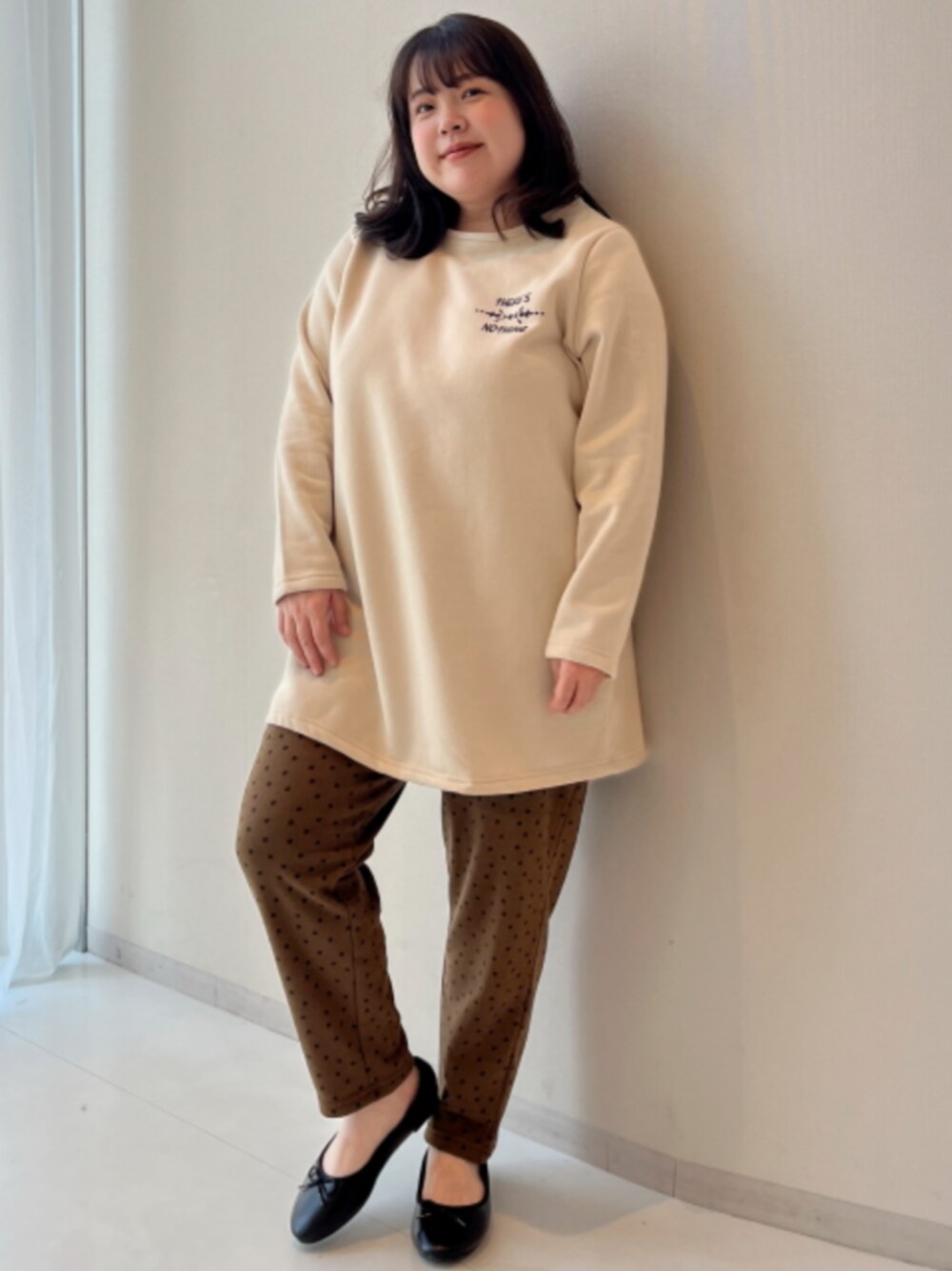 「大きいサイズレディースファッション、モデル、ぽっちゃり、冬コーデ、pattok、Re:Ripi.365、150cm台コーデ」｜「nissenの【ゆったり幅広】やわらかバレエシューズ（低反発中敷）（ワイズ４Ｅ）（バレエシューズ、ブラック系）」を使った、nissen Smile Modelsさん（レディース・158cm）の秋コーディネートの1枚目の写真
