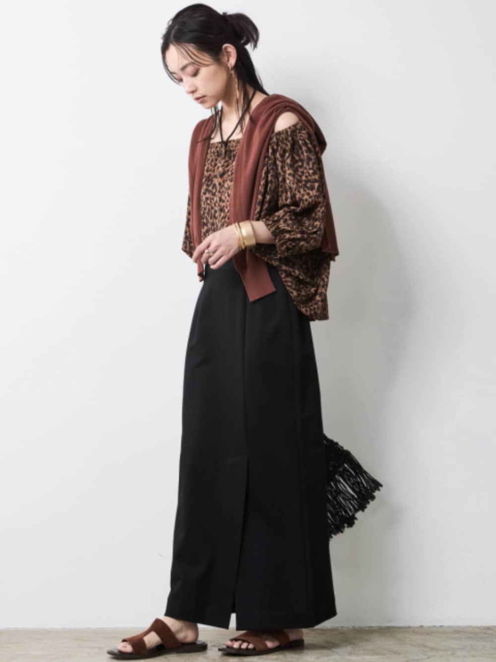 ブラック系のスカート、ブラウン系のシャツ/ブラウス、ブラウン系のカーディガン/ボレロを着用したレディースの春コーディネートの1枚目の写真