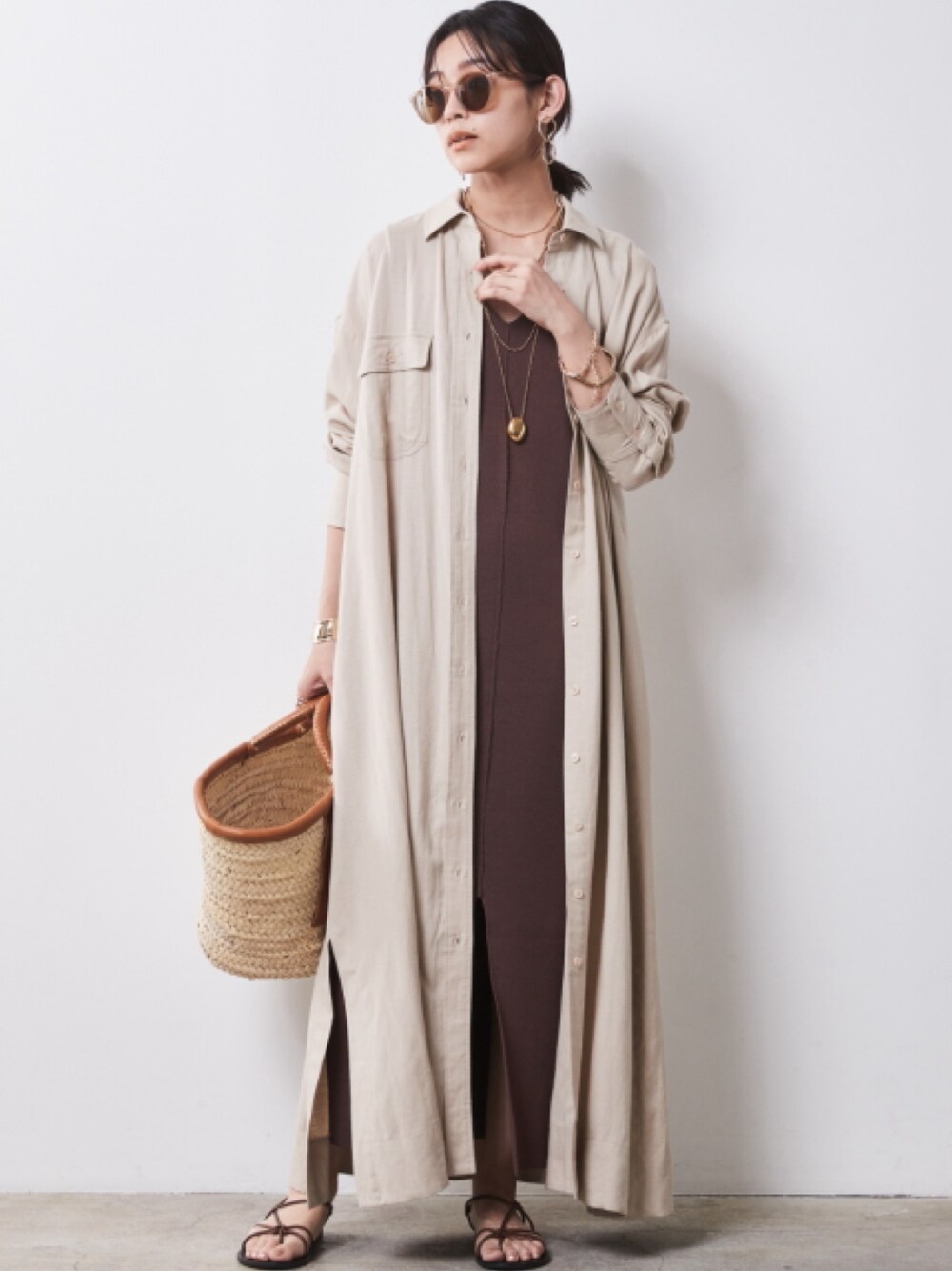 「モデル、キレイめ、きれいめカジュアル、夏コーデ、レギュラー、大きいサイズレディースファッション、CHIC STYLE、Linen Mix、Summer Outer、One piece」｜「CHIC STYLEの大きいサイズ Vネックロングニットワンピース シックスタイル（ワンピース、ブラウン系）」を使った、nissen Smile Modelsさん（レディース・163cm）の春コーディネートの1枚目の写真