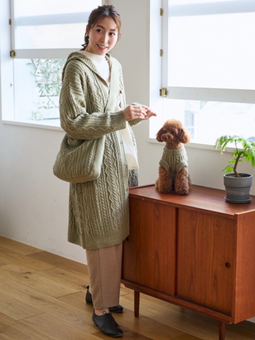 「大きいサイズレディースファッション、モデル、レギュラー、OtonaSMILE、アラフォーコーデ、Otona Purete、冬コーデ、ペット、犬、リンクコーデ」｜「nissenのケーブル編フード付ニットロングカーディガン【Otona Purete】（カーディガン/ボレロ、グリーン系）」を使った、nissen Smile Modelsさん（レディース・165cm）の秋コーディネートの1枚目の写真