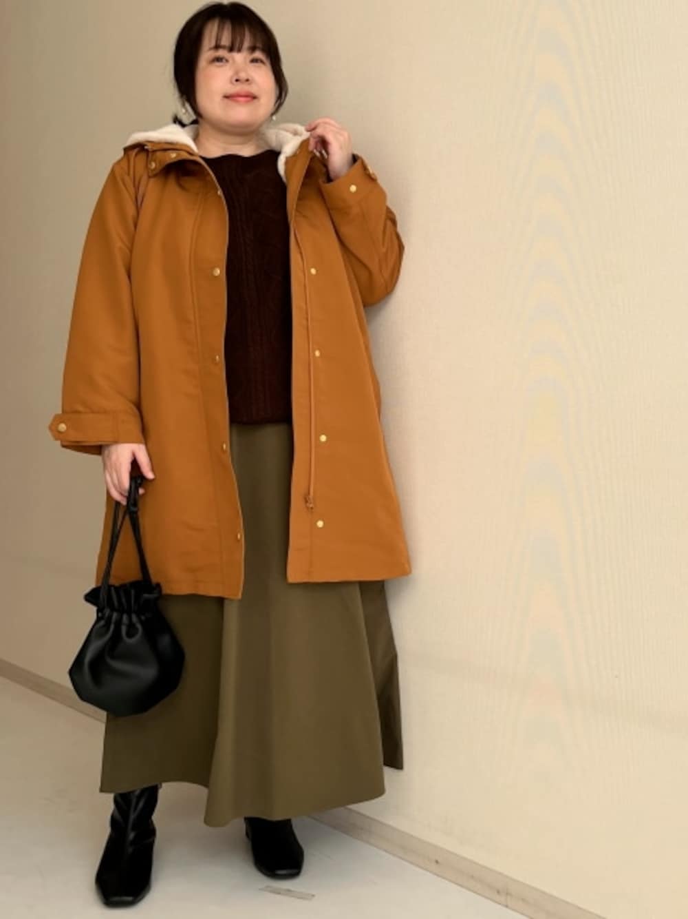 「大きいサイズレディースファッション、モデル、ぽっちゃり、冬コーデ、sorerte、pattok、Smile Land、150cm台コーデ」｜「SMILE LANDの大きいサイズ ポケットデザインロングスカート（ゆったりヒップ）（スカート、グリーン系）」を使った、nissen Smile Modelsさん（レディース・158cm）の秋コーディネートの1枚目の写真