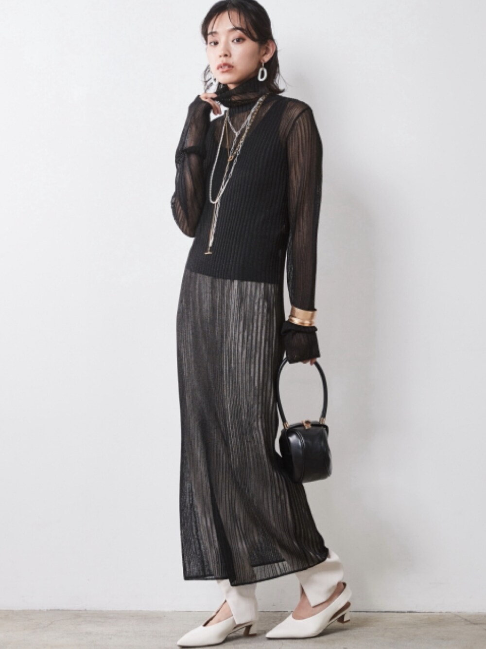 「大きいサイズレディースファッション、モデル、レギュラー、秋コーデ、CHIC STYLE、きれいめカジュアル、Sheer、Layered、Monotone、One piece、Black、High neck、White×Black」｜「CHIC STYLEの大きいサイズ  シアーニットロングワンピース シックスタイル（ワンピース、ブラック系）」を使った、nissen Smile Modelsさん（レディース・163cm）の夏コーディネートの1枚目の写真