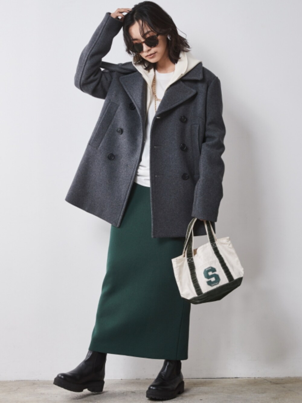 「大きいサイズレディースファッション、モデル、レギュラー、CHIC STYLE、きれいめカジュアル、秋コーデ、冬コーデ、コート、Skirt、Coat、hoodie」｜「CHIC STYLEのウール混ピーコート シックスタイル（大きいサイズ対応）（ピーコート、グレー系）」を使った、nissen Smile Modelsさん（レディース・163cm）の秋コーディネートの1枚目の写真
