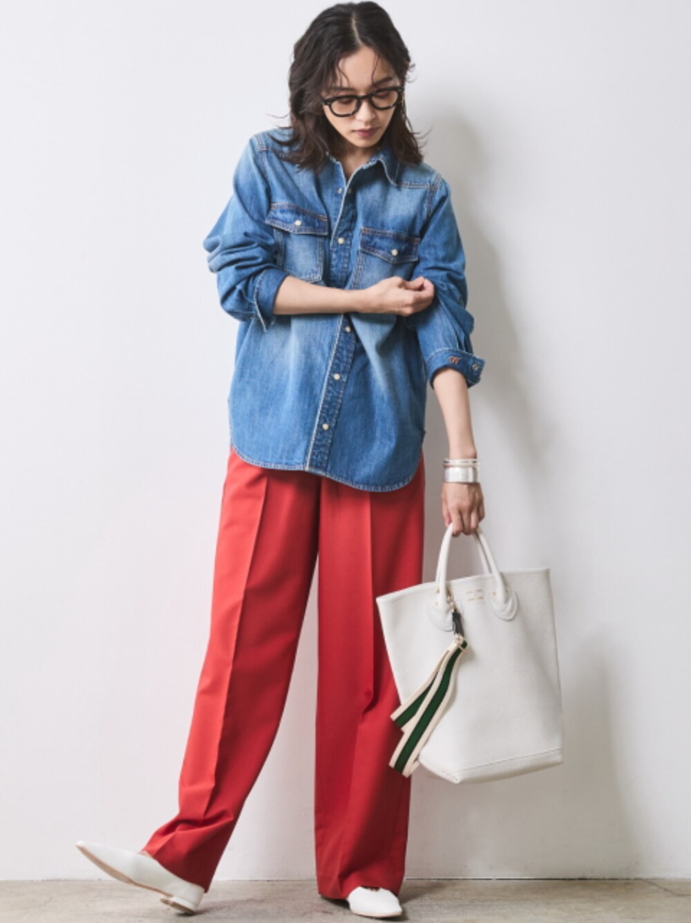 「大きいサイズレディースファッション、モデル、レギュラー、CHIC STYLE、春コーデ、きれいめカジュアル、Denim Shirt、Red」｜「CHIC STYLEのカラーストレートパンツ シックスタイル（大きいサイズ対応）（スラックス、レッド系）」を使った、nissen Smile Modelsさん（レディース・163cm）の冬コーディネートの1枚目の写真