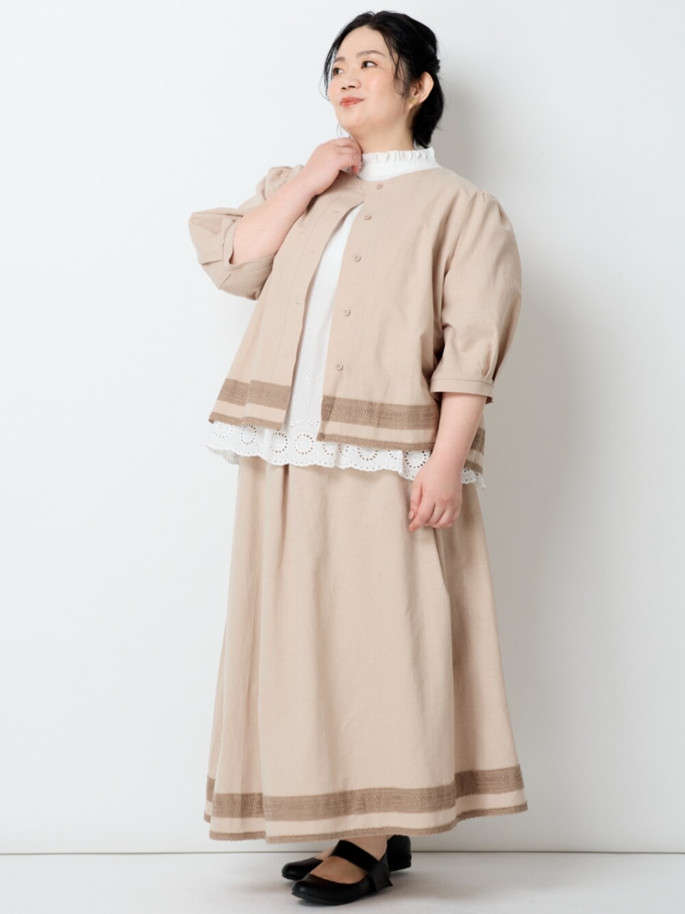 「大きいサイズレディースファッション、モデル、ぽっちゃり、春コーデ、OtonaSMILE」｜「nissenの綿１００％スタンドネックスカラップレース刺しゅうブラウス【Otona Purete】（シャツ/ブラウス、ホワイト系）」を使った、nissen Smile Modelsさん（レディース・156cm）の冬コーディネートの1枚目の写真