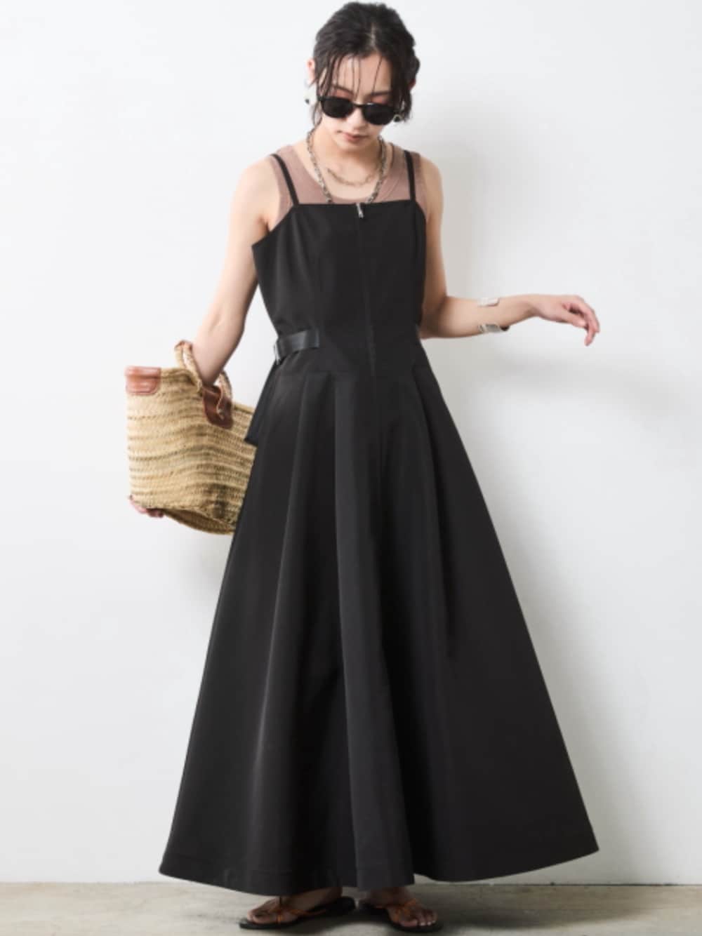 「大きいサイズレディースファッション、モデル、レギュラー、夏コーデ、きれいめカジュアル、CHIC STYLE、Layered、One piece」｜「CHIC STYLEのテレコタンクトップ＜大きいサイズ有＞シックスタイル（キャミソール、ブラウン系）」を使った、nissen Smile Modelsさん（レディース・163cm）の春コーディネートの1枚目の写真