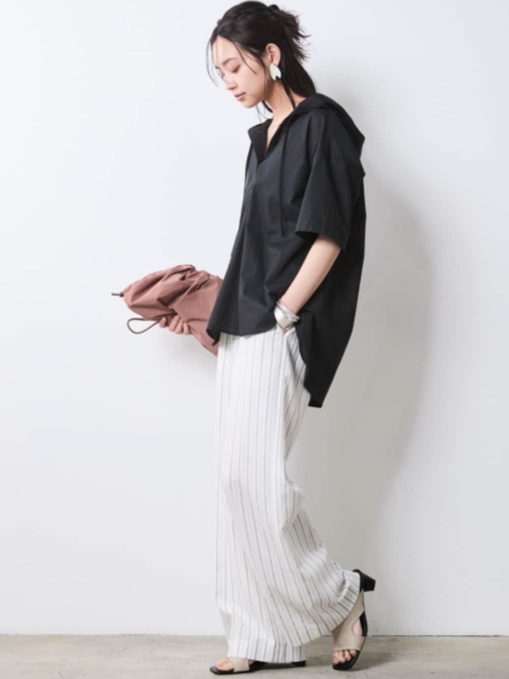 「モデル、hoodie、きれいめカジュアル、rough、夏コーデ、monotone、Shirt、レギュラー、大きいサイズレディースファッション、CHIC STYLE」｜「CHIC STYLEのストライプリラックスパンツ＜大きいサイズ有＞シックスタイル（その他パンツ、ホワイト系）」を使った、nissen Smile Modelsさん（レディース・163cm）の夏コーディネートの1枚目の写真