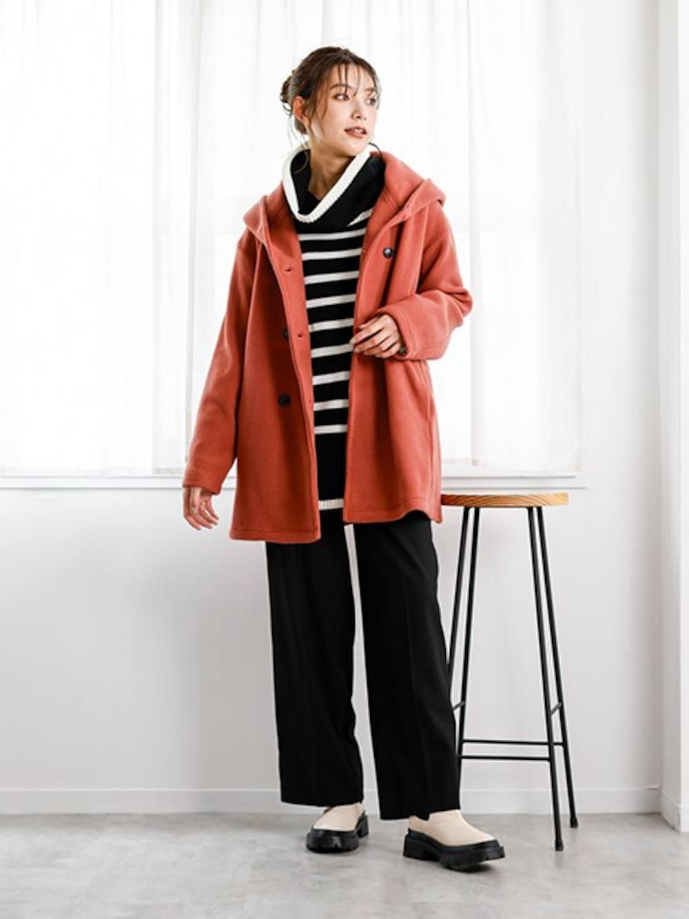 「大きいサイズレディースファッション、モデル、レギュラー、きれいめ」｜「nissenの大きいサイズプチスヌード付ゆるシルエットボーダーニットプルオーバー（ニット/セーター、ブラック系）」を使った、nissen Smile Modelsさん（レディース・170cm）の秋コーディネートの1枚目の写真