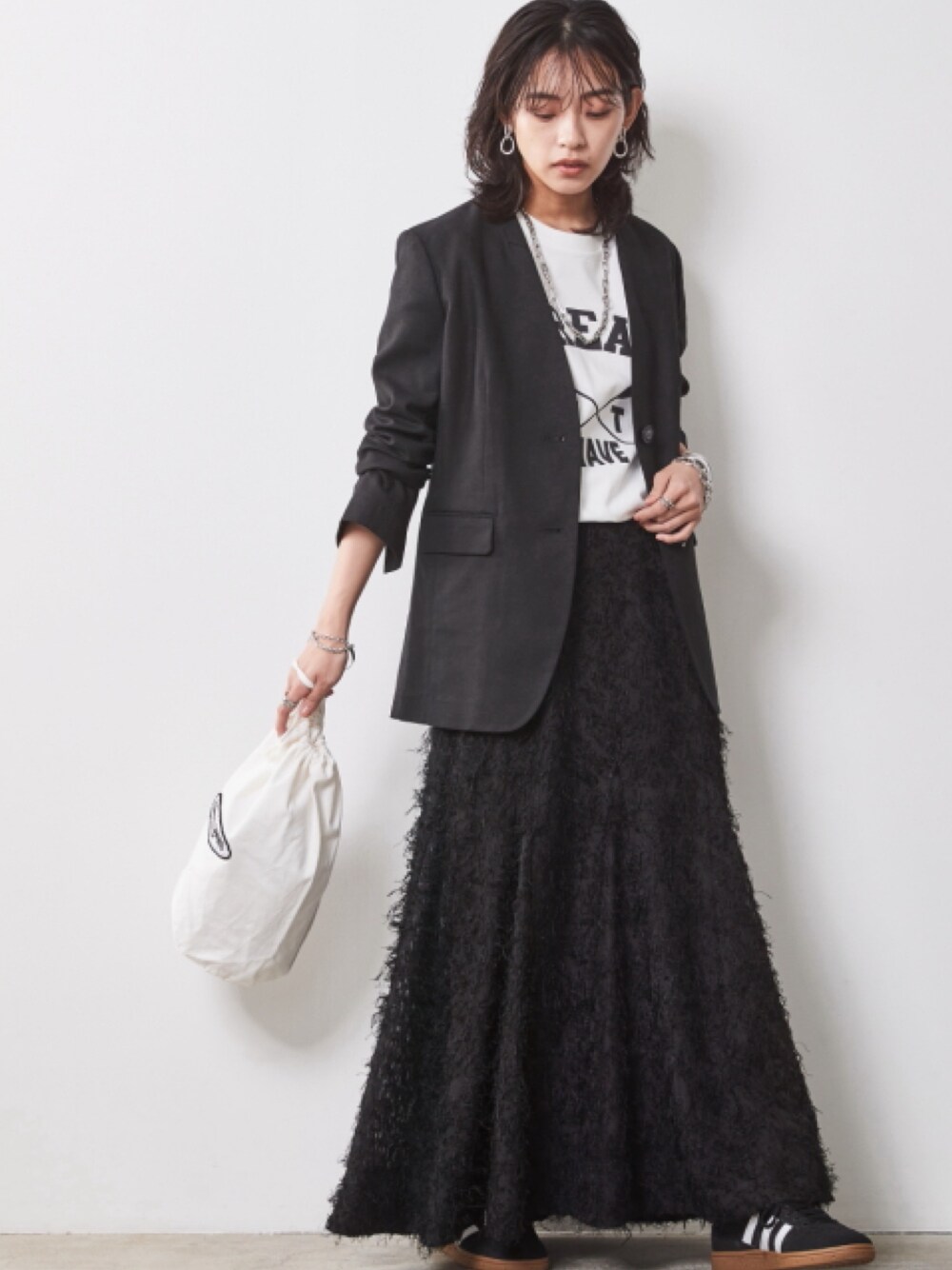 「大きいサイズレディースファッション、モデル、レギュラー、CHIC STYLE、春コーデ、キレイめ、きれいめカジュアル」｜「CHIC STYLEの大きいサイズ ロゴプリントＴシャツ シックスタイル（Tシャツ/カットソー、ホワイト系）」を使った、nissen Smile Modelsさん（レディース・163cm）の春コーディネートの1枚目の写真