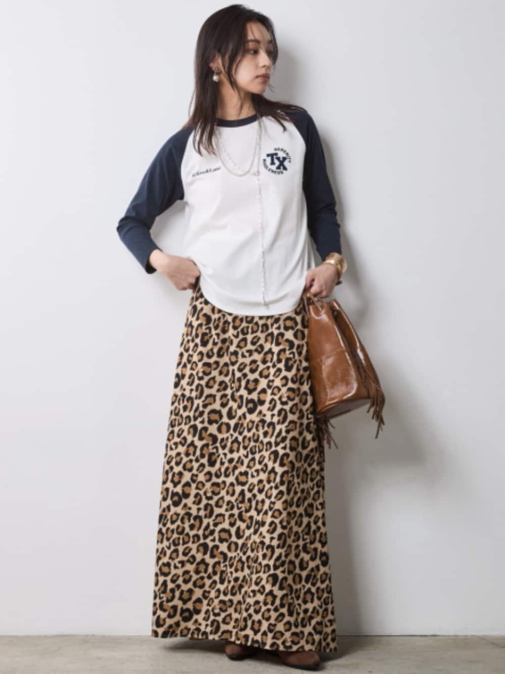 「大きいサイズレディースファッション、モデル、レギュラー、秋コーデ、きれいめカジュアル、CHIC STYLE、Leopard、Maxi Skirt、T-shirt」｜「CHIC STYLEの配色ラグランスリーブTシャツ＜大きいサイズ有＞シックスタイル（Tシャツ/カットソー、ホワイト系）」を使った、nissen Smile Modelsさん（レディース・163cm）の夏コーディネートの1枚目の写真