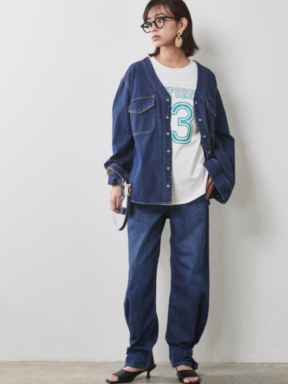 「大きいサイズレディースファッション、モデル、レギュラー、CHIC STYLE、春コーデ、キレイめ、きれいめカジュアル、The Denim」｜「CHIC STYLEの大きいサイズ 綿100％7分袖フットボールＴシャツ シックスタイル（Tシャツ/カットソー、ホワイト系）」を使った、nissen Smile Modelsさん（レディース・163cm）の春コーディネートの1枚目の写真