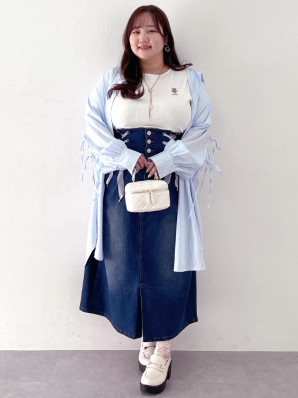 「大きいサイズレディースファッション、モデル、ぽっちゃり、春コーデ、marun、かわいい、150cm台コーデ」｜「marunの＜大きいサイズ＞編み上げデニムスカート marun（デニムスカート、ブルー系）」を使った、nissen Smile Modelsさん（レディース・158cm）の春コーディネートの1枚目の写真