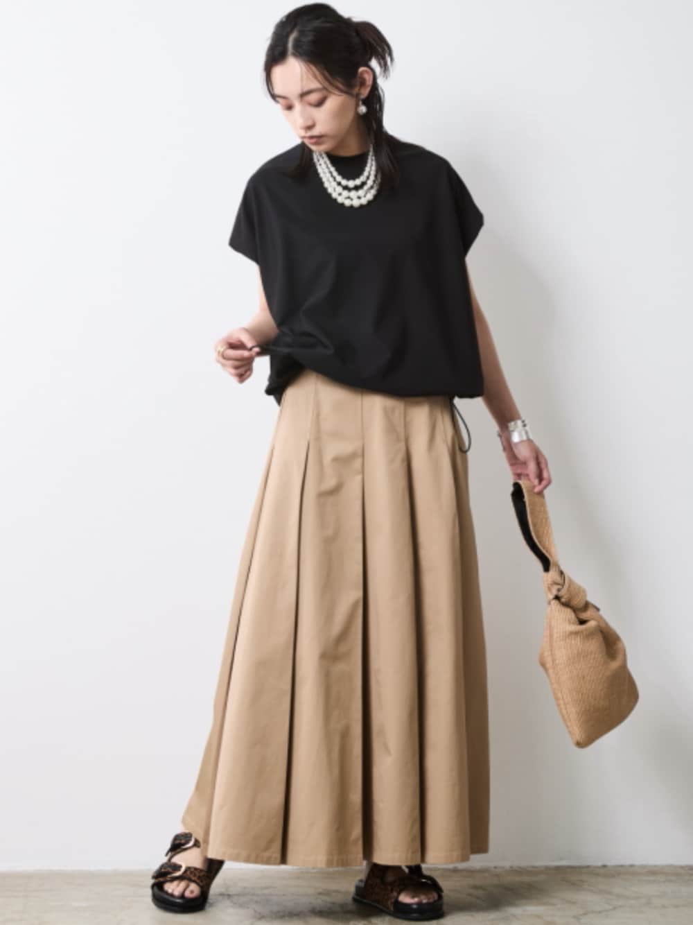 「大きいサイズレディースファッション、モデル、レギュラー、夏コーデ、きれいめカジュアル、CHIC STYLE、Maxi Skirt」｜「CHIC STYLEのタックロングスカート＜大きいサイズ有＞シックスタイル（スカート、ブラウン系）」を使った、nissen Smile Modelsさん（レディース・163cm）の春コーディネートの1枚目の写真