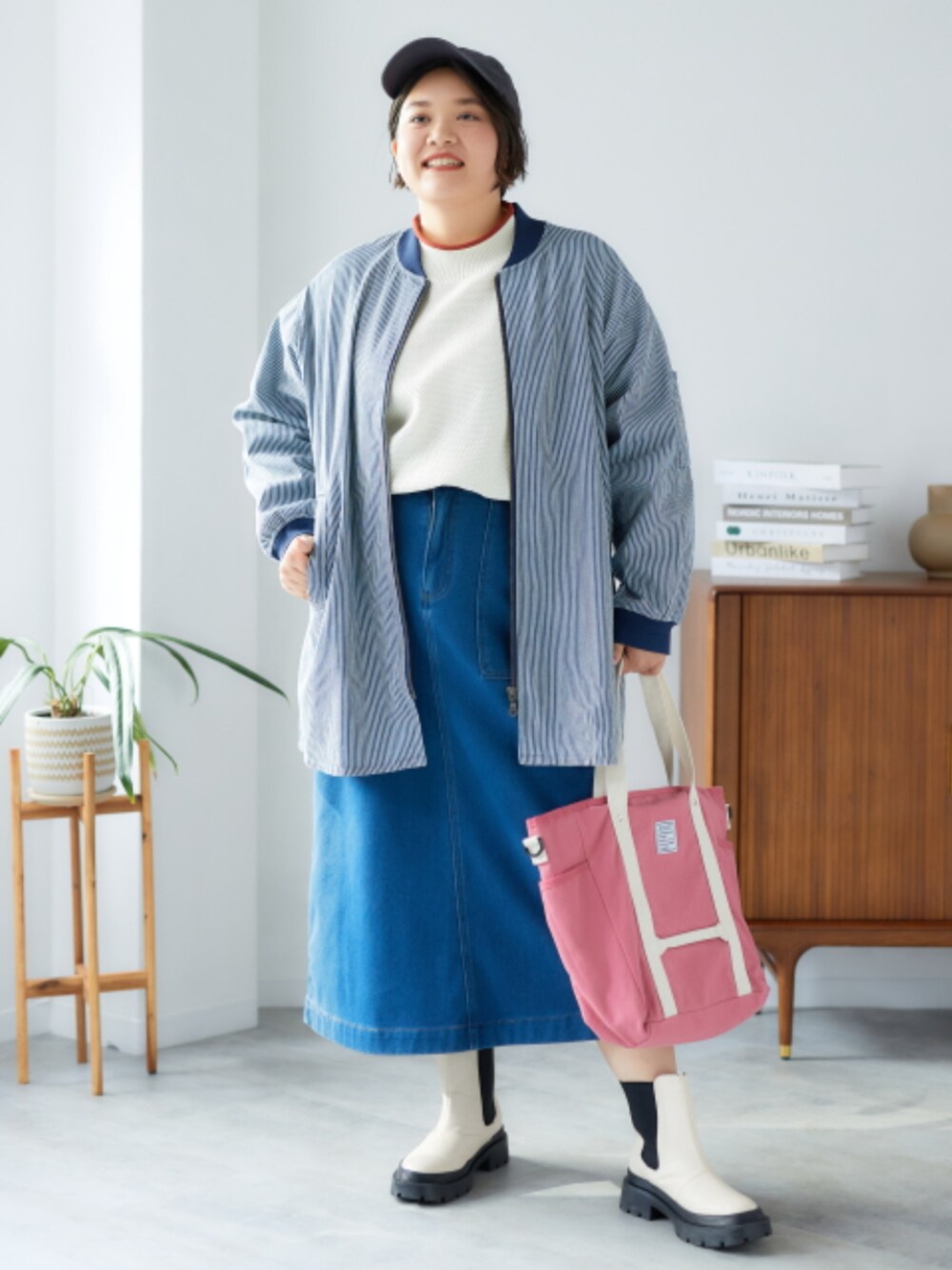 「大きいサイズレディースファッション、モデル、ぽっちゃり、pattok、Re:Ripi.365、秋コーデ、冬コーデ」｜「nissenの大きいサイズ綿１００％ライトデニムロング丈ＭＡ-１ブルゾン（ミリタリージャケット、グレー系）」を使った、nissen Smile Modelsさん（レディース・163cm）の秋コーディネートの1枚目の写真