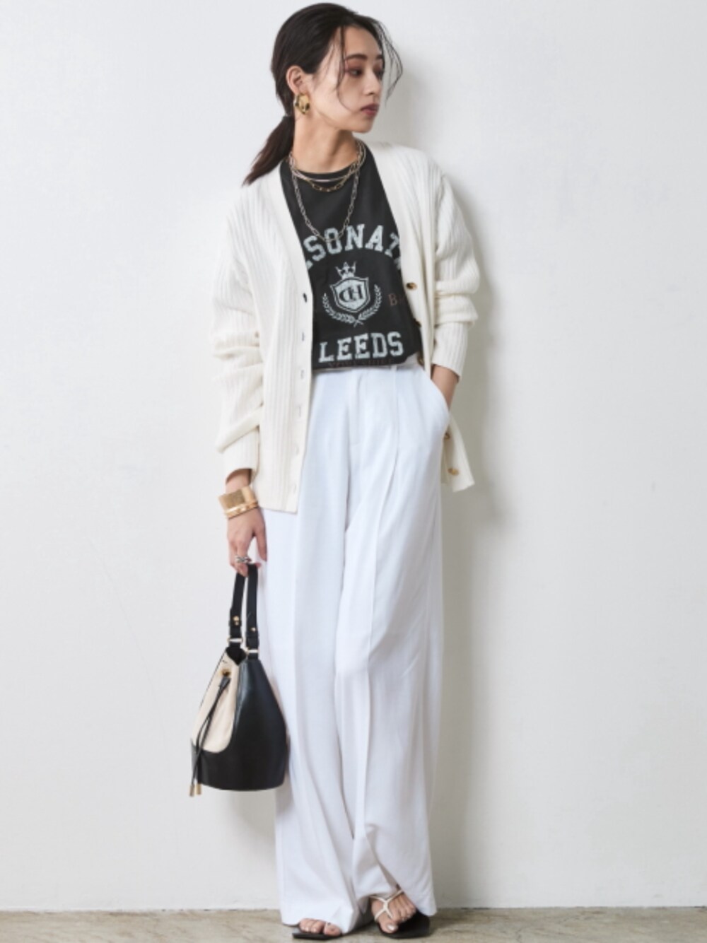 「大きいサイズレディースファッション、モデル、レギュラー、春コーデ、夏コーデ、きれいめカジュアル、CHIC STYLE、T-shirt、Layered、Monotone」｜「CHIC STYLEの綿100％ワイドリブVネックニットカーディガン＜大きいサイズ有＞シックスタイル（カーディガン/ボレロ、ホワイト系）」を使った、nissen Smile Modelsさん（レディース・163cm）の春コーディネートの1枚目の写真