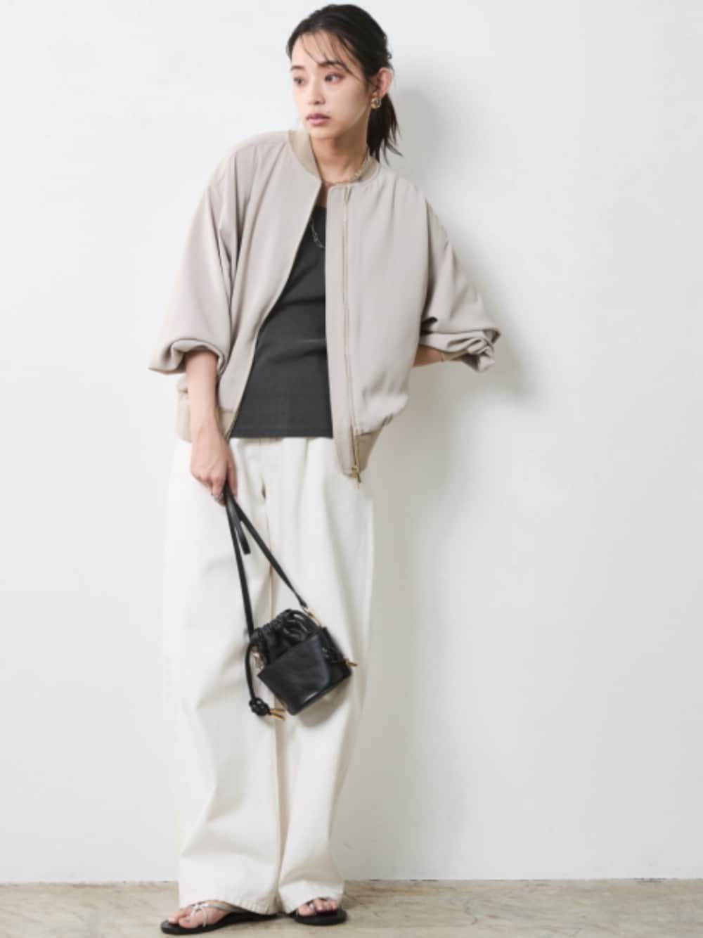 「大きいサイズレディースファッション、モデル、レギュラー、春コーデ、夏コーデ、きれいめカジュアル、CHIC STYLE、Layered」｜「CHIC STYLEの大きいサイズ 綿100％タックバギーデニムパンツ シックスタイル（デニムパンツ、ブラック系）」を使った、nissen Smile Modelsさん（レディース・163cm）の春コーディネートの1枚目の写真