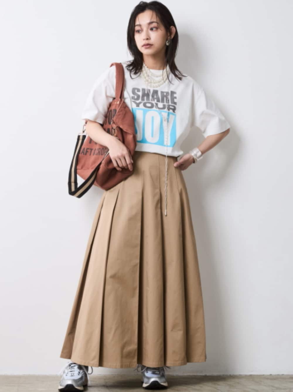「大きいサイズレディースファッション、モデル、レギュラー、夏コーデ、きれいめカジュアル、CHIC STYLE、T-shirt、Maxi Skirt」｜「CHIC STYLEのタックロングスカート＜大きいサイズ有＞シックスタイル（スカート、ブラウン系）」を使った、nissen Smile Modelsさん（レディース・163cm）の春コーディネートの1枚目の写真