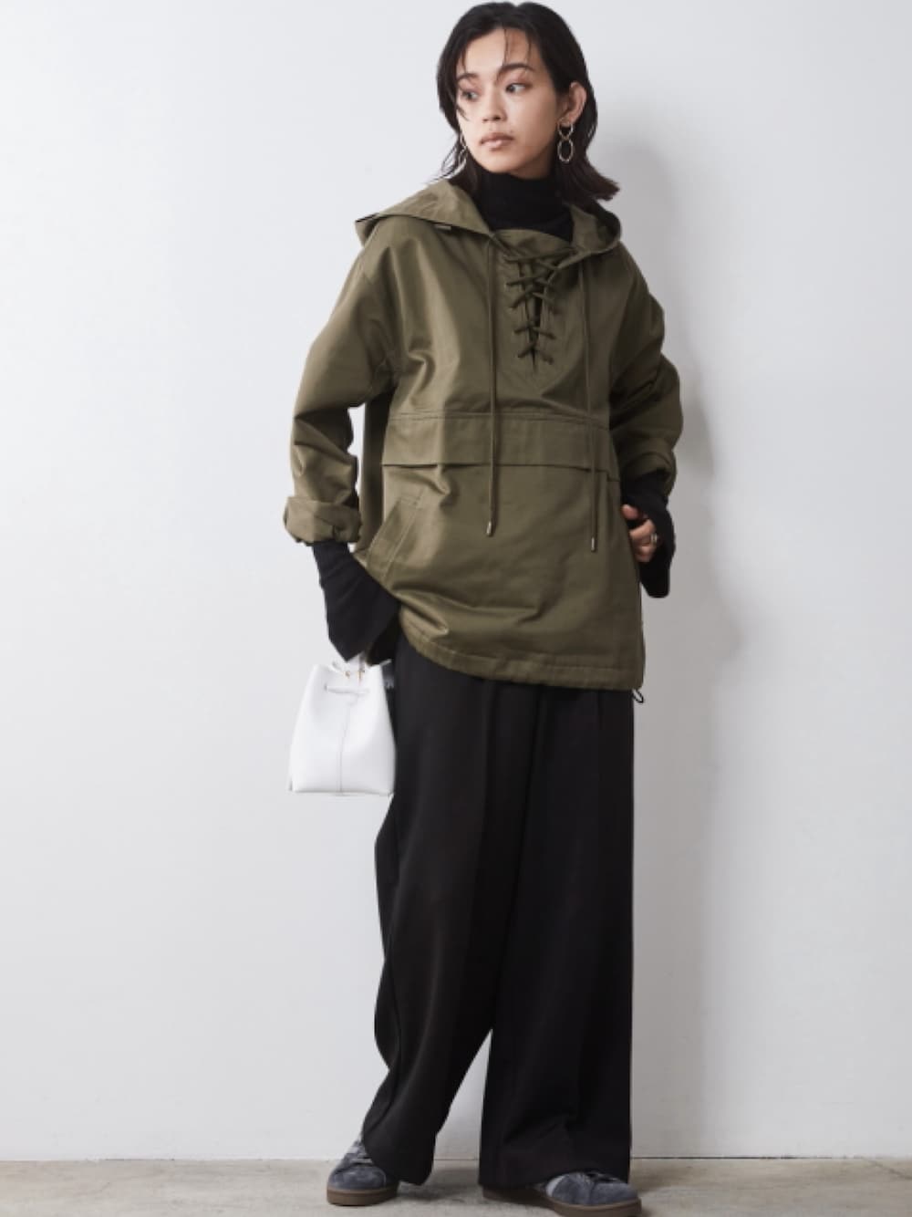「大きいサイズレディースファッション、モデル、レギュラー、秋コーデ、CHIC STYLE、きれいめカジュアル、hoodie、Khaki、High neck」｜「CHIC STYLEの大きいサイズ 綿100％袖口フレア薄手タートルネックプルオーバー シックスタイル（ニット/セーター、ブラック系）」を使った、nissen Smile Modelsさん（レディース・163cm）の夏コーディネートの1枚目の写真