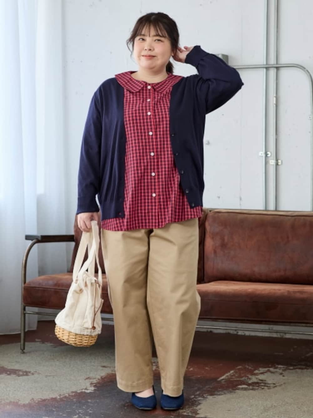 「大きいサイズレディースファッション、モデル、ぽっちゃり、春コーデ、pattok、sorerte、150cm台コーデ、Re:Ripi.365」｜「nissenの【ゆったり幅広】スクエアトゥローヒールパンプス（低反発中敷）（ワイズ４Ｅ）（パンプス、ブルー系）」を使った、nissen Smile Modelsさん（レディース・158cm）の冬コーディネートの1枚目の写真