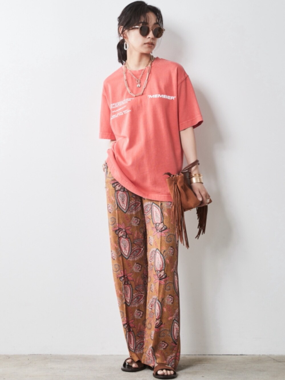 ブラウン系のその他パンツ、レッド系のTシャツ/カットソーを着用したレディースの夏コーディネートの1枚目の写真