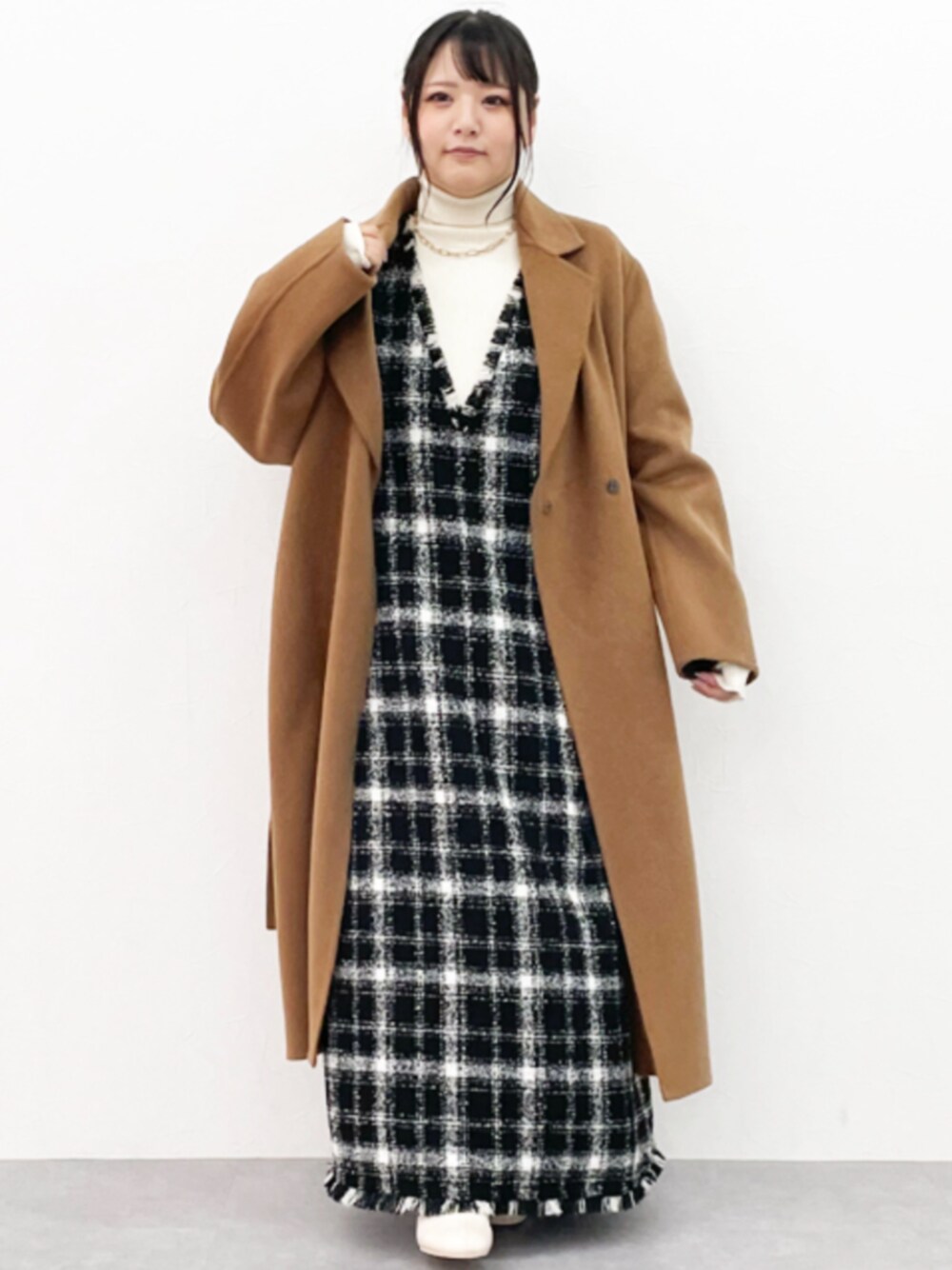 「大きいサイズレディースファッション、モデル、ぽっちゃり、CHIC STYLE、150cm台コーデ」｜「CHIC STYLEの大きいサイズリバー仕立てテーラードロングコートシックスタイル（その他アウター、ブラウン系）」を使った、nissen Smile Modelsさん（レディース・157cm）の秋コーディネートの1枚目の写真
