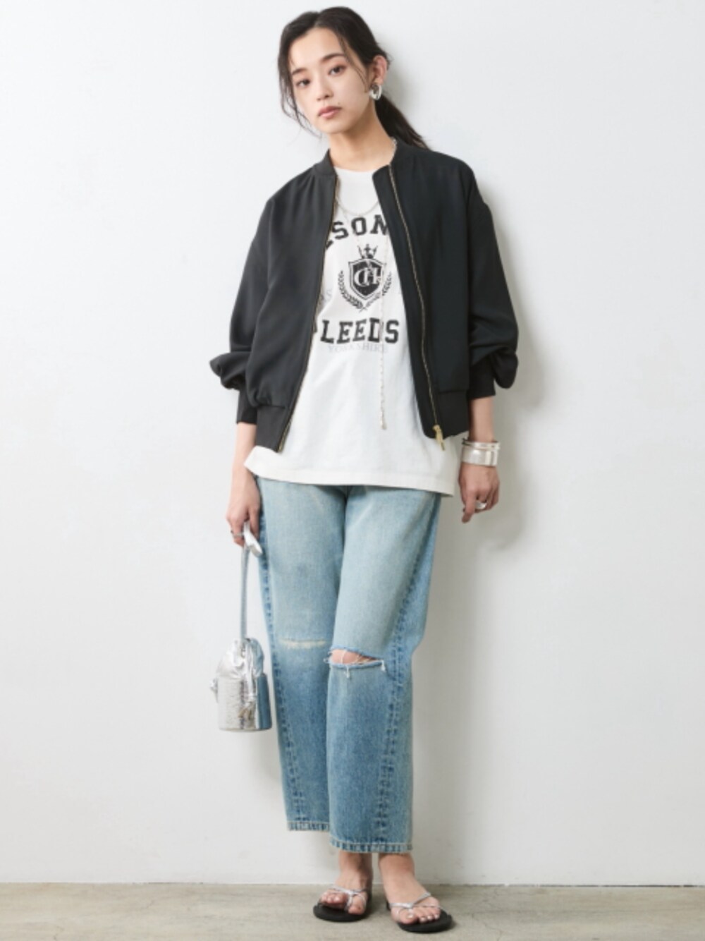 「大きいサイズレディースファッション、モデル、レギュラー、春コーデ、夏コーデ、きれいめカジュアル、CHIC STYLE、T-shirt、Outer、Rough」｜「CHIC STYLEのヴィンテージ風9分丈デニムパンツ＜大きいサイズ有＞シックスタイル（デニムパンツ、ブルー系）」を使った、nissen Smile Modelsさん（レディース・163cm）の春コーディネートの1枚目の写真