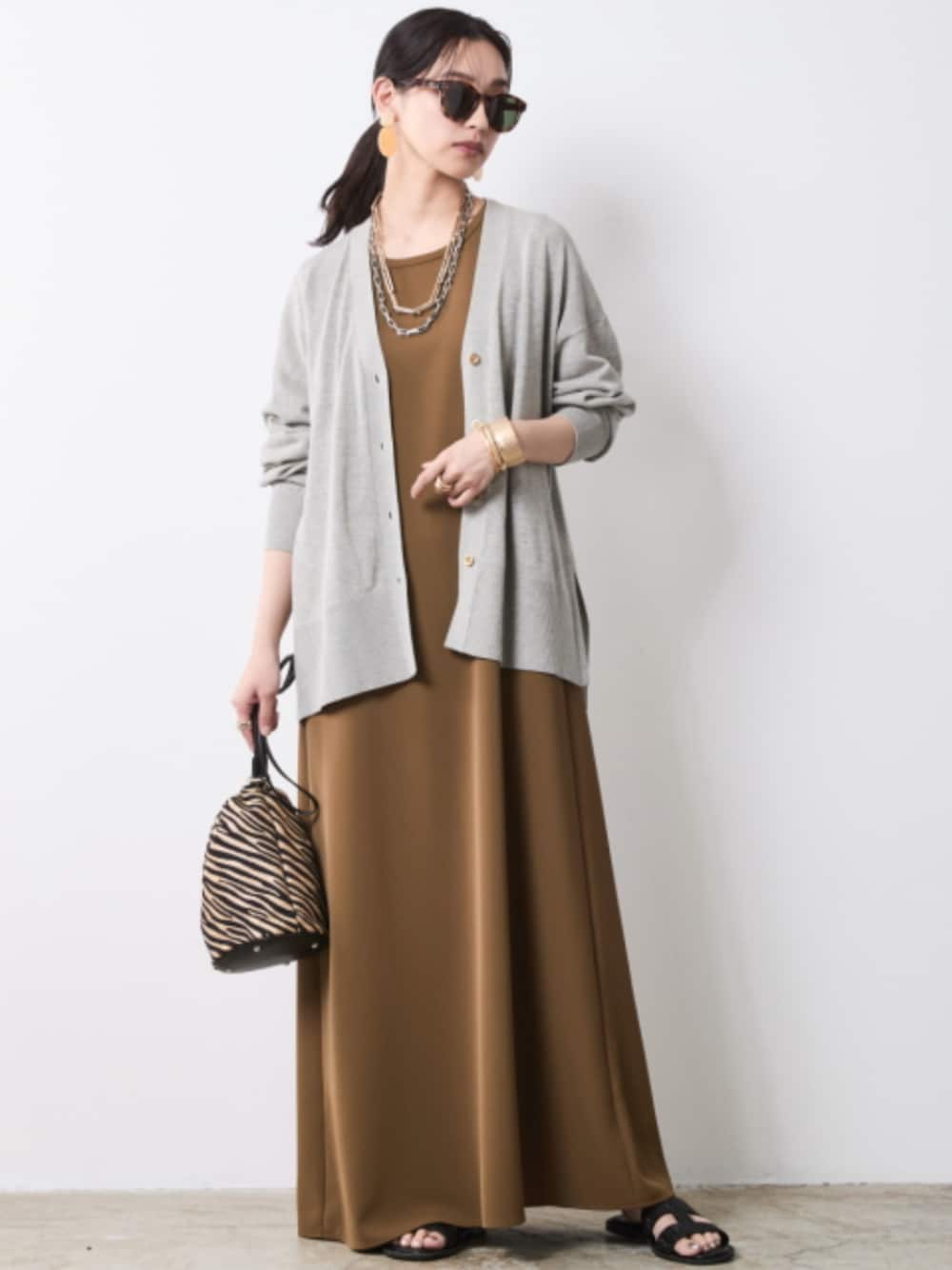 「モデル、ONE PIECE、きれいめカジュアル、夏コーデ、cardigan、レギュラー、大きいサイズレディースファッション、CHIC STYLE」｜「CHIC STYLEのVネックニットカーディガン＜大きいサイズ有＞シックスタイル（カーディガン/ボレロ、グレー系）」を使った、nissen Smile Modelsさん（レディース・163cm）の春コーディネートの1枚目の写真