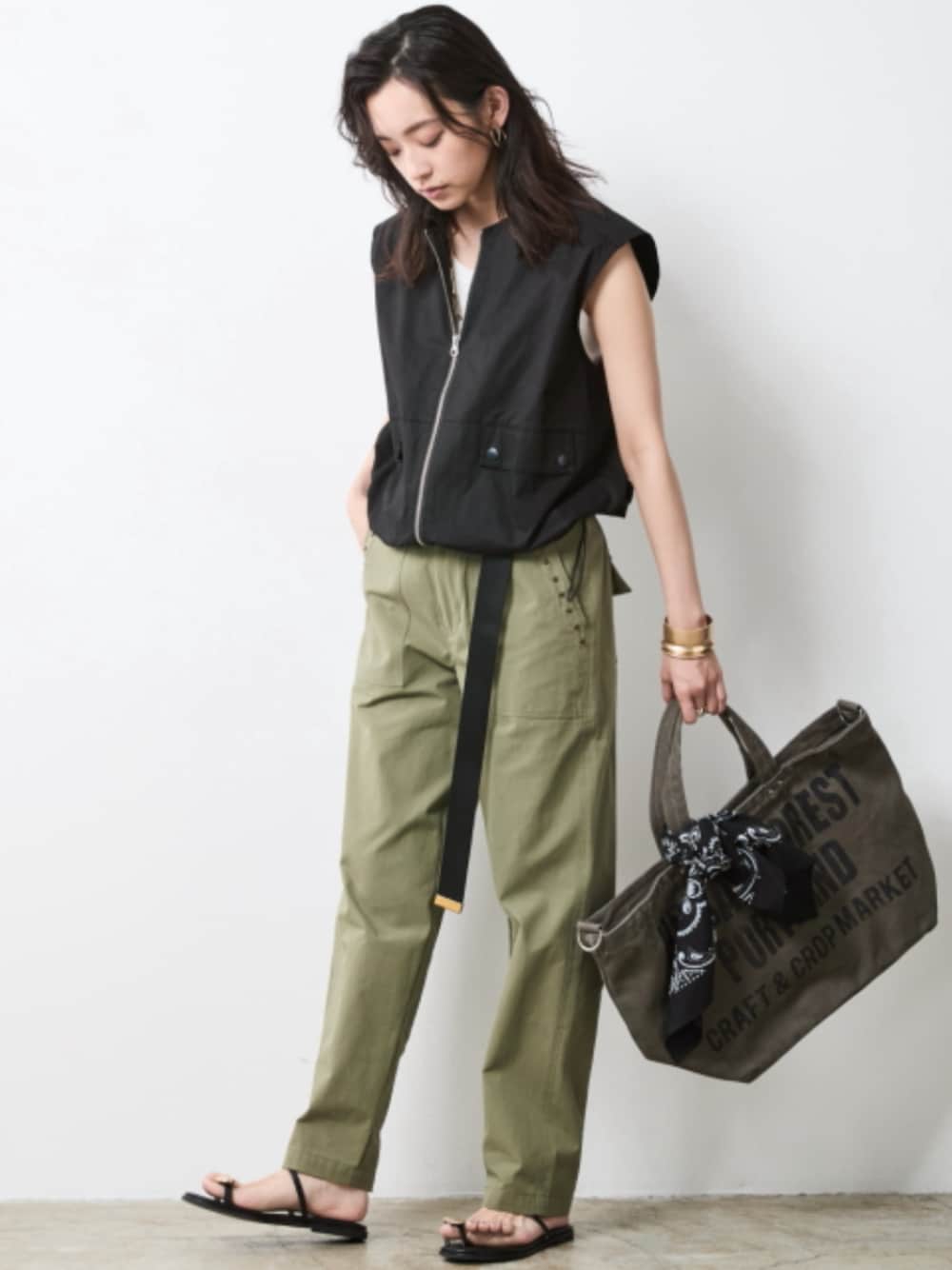 「大きいサイズレディースファッション、モデル、レギュラー、夏コーデ、きれいめカジュアル、CHIC STYLE、Sleeveless、Layered」｜「CHIC STYLEの大きいサイズ テープベルト シックスタイル（ベルト、ブラック系）」を使った、nissen Smile Modelsさん（レディース・163cm）の春コーディネートの1枚目の写真