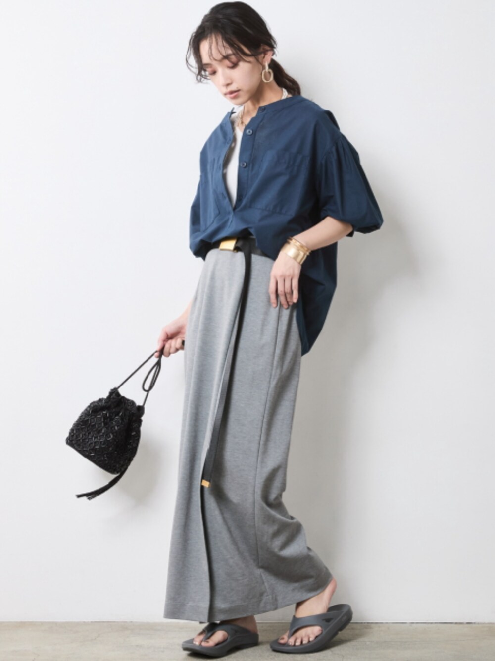 「モデル、skirt、きれいめカジュアル、stripe、夏コーデ、Shirt、レギュラー、大きいサイズレディースファッション、CHIC STYLE」｜「CHIC STYLEの大きいサイズ テープベルト シックスタイル（ベルト、ブラック系）」を使った、nissen Smile Modelsさん（レディース・163cm）の春コーディネートの1枚目の写真