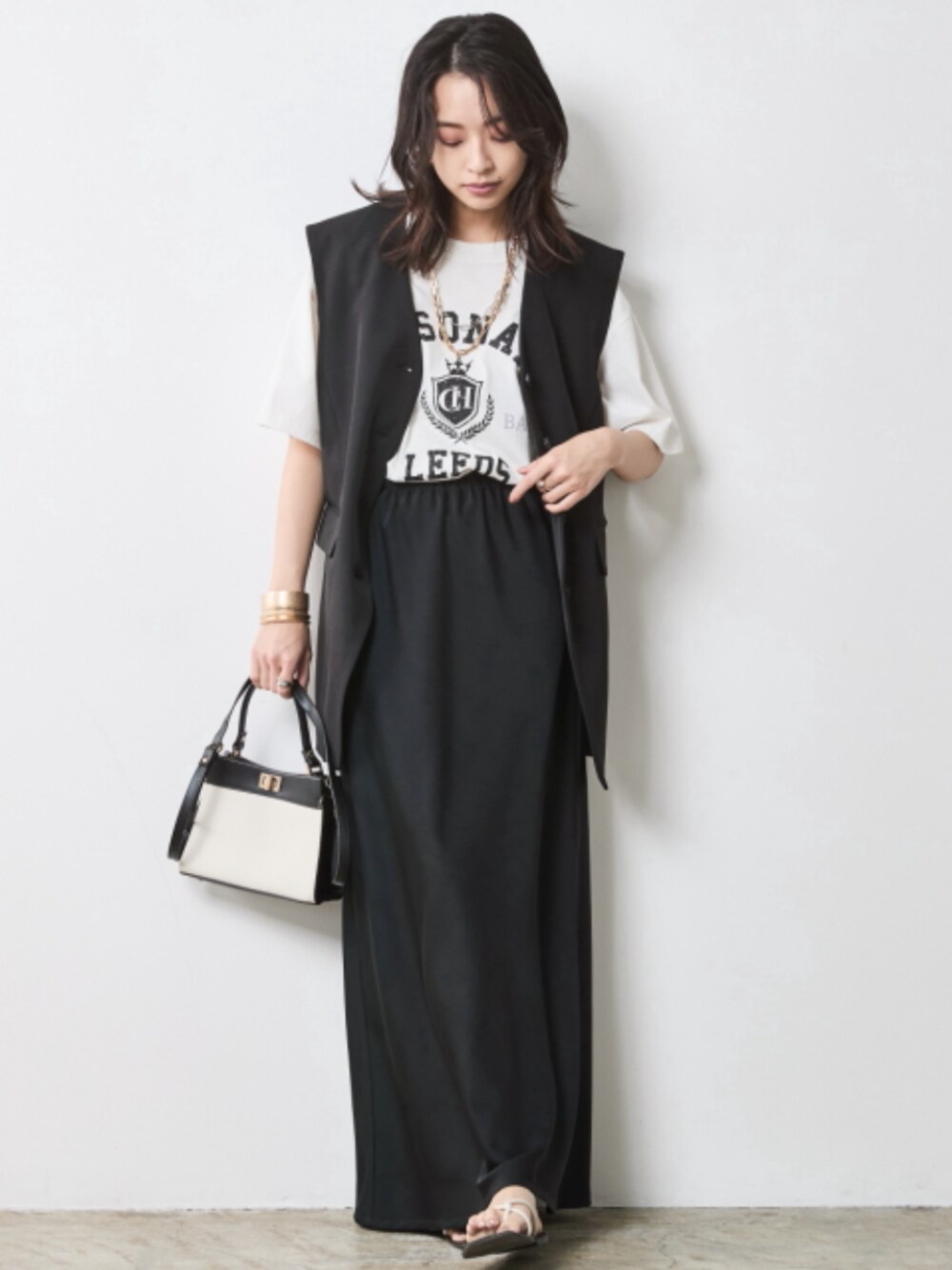 「大きいサイズレディースファッション、モデル、レギュラー、春コーデ、夏コーデ、きれいめカジュアル、CHIC STYLE、T-shirt、Layered、White×Black」｜「CHIC STYLEの綿100％ピグメント染ロゴプリントTシャツ＜大きいサイズ有＞シックスタイル（Tシャツ/カットソー、ホワイト系）」を使った、nissen Smile Modelsさん（レディース・163cm）の春コーディネートの1枚目の写真
