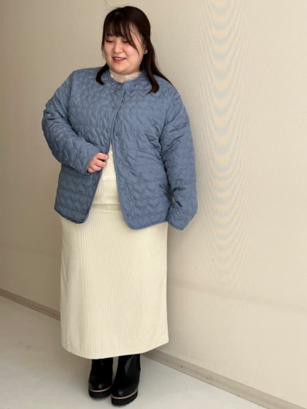 「大きいサイズレディースファッション、モデル、ぽっちゃり、冬コーデ、Smile Land、Re:Ripi.365、140cm台コーデ」｜「nissenの【ゆったり幅広】厚底サイドゴアブーツ（低反発中敷）（ワイズ４Ｅ）（ブーツ、ブラック系）」を使った、nissen Smile Modelsさん（レディース・149cm）の秋コーディネートの1枚目の写真
