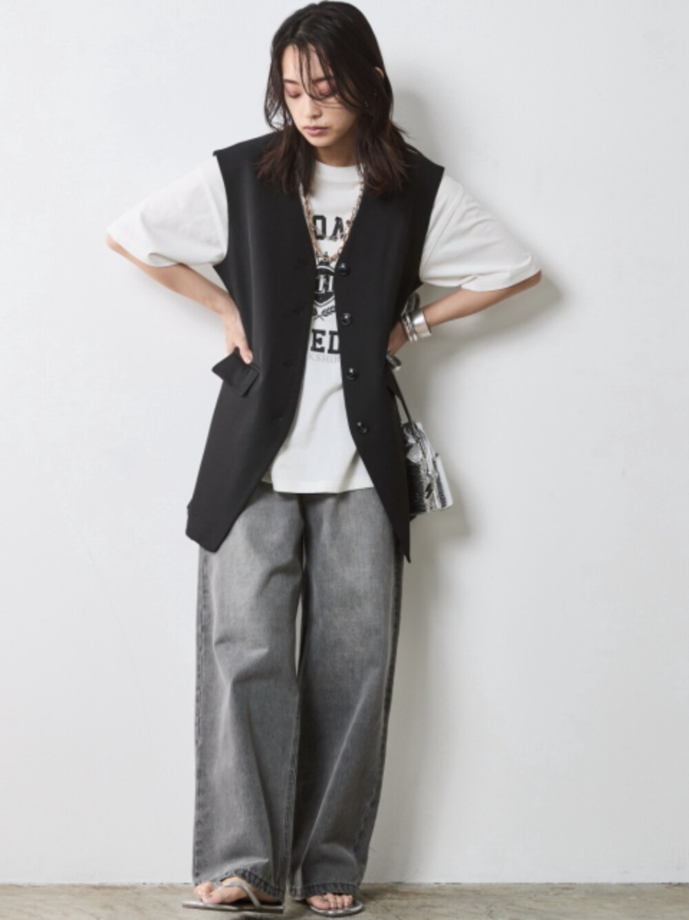 「大きいサイズレディースファッション、モデル、レギュラー、春コーデ、夏コーデ、きれいめカジュアル、CHIC STYLE、T-shirt、Layered、Monotone、The Denim」｜「CHIC STYLEの大きいサイズ 綿100％タックバギーデニムパンツ シックスタイル（デニムパンツ、グレー系）」を使った、nissen Smile Modelsさん（レディース・163cm）の春コーディネートの1枚目の写真