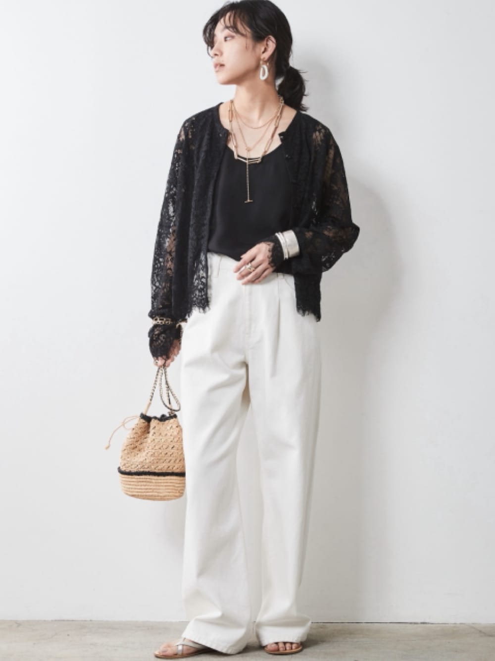 「大きいサイズレディースファッション、モデル、レギュラー、CHIC STYLE、夏コーデ、きれいめカジュアル、White×Black、Denim、Summer Outer、Cardigan、Monotone、Sheer、The Denim」｜「CHIC STYLEの大きいサイズ 綿100％タックバギーデニムパンツ シックスタイル（デニムパンツ、ブラック系）」を使った、nissen Smile Modelsさん（レディース・163cm）の夏コーディネートの1枚目の写真