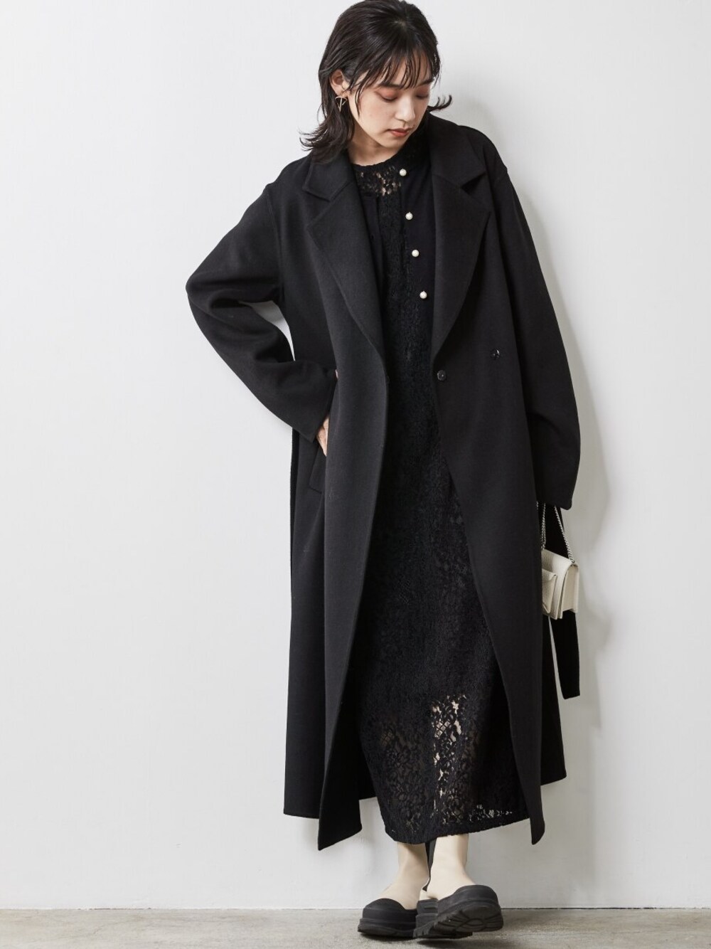 「大きいサイズレディースファッション、モデル、レギュラー、CHIC STYLE」｜「CHIC STYLEの大きいサイズ 起毛レースノースリーブロングワンピース シックスタイル（ワンピース、ブラック系）」を使った、nissen Smile Modelsさん（レディース・163cm）の秋コーディネートの1枚目の写真